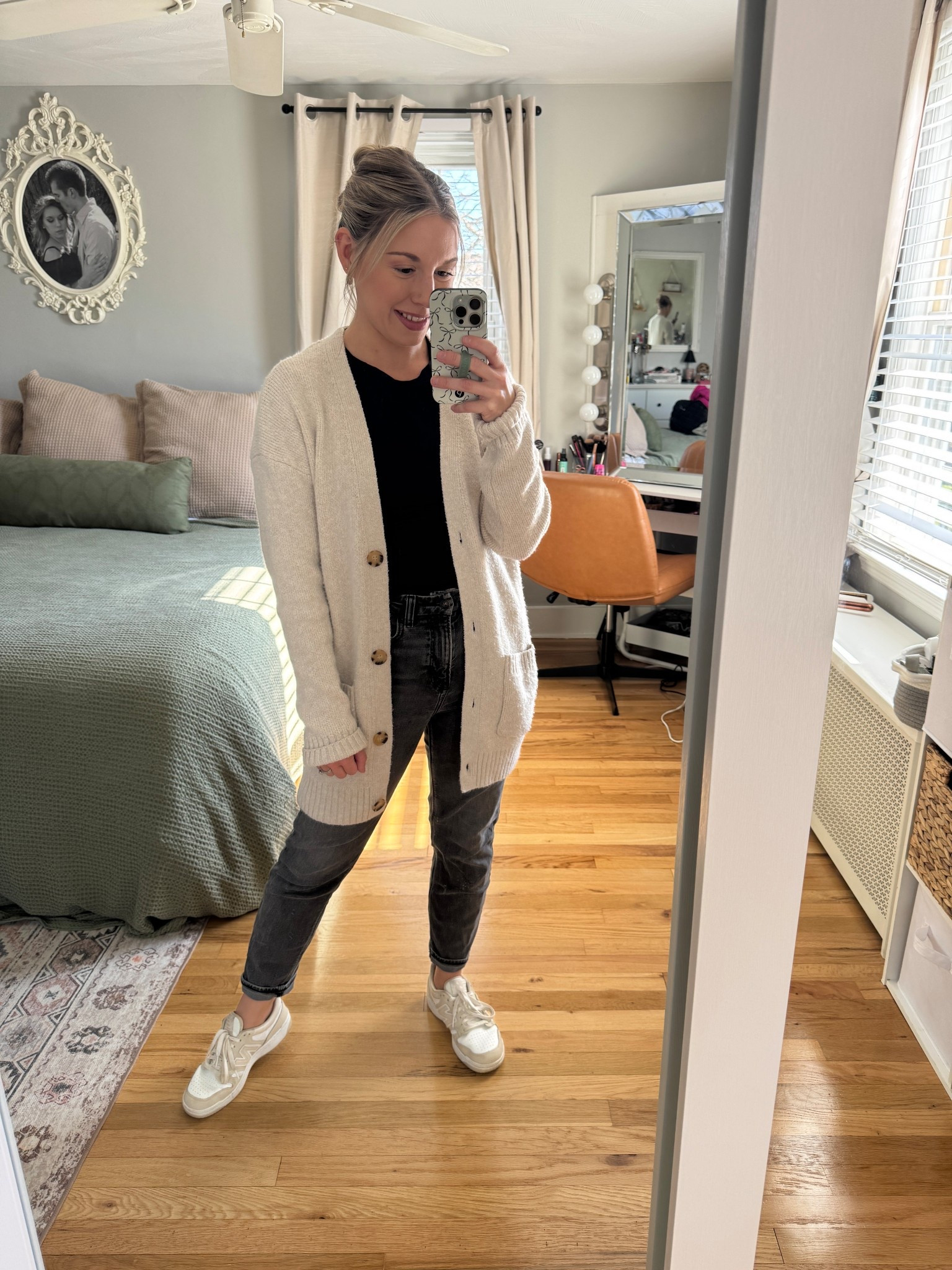 This cardi feels like a warm hug and definitely gives me BF dreams vibes. 
It does run very oversized, I sized down to an XS.
#ootd #momstyle #comfyfashion #fallstyle #winterstyle 

#LTKFindsUnder50 #LTKU #LTKSeasonal