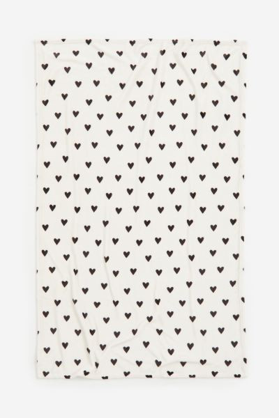 Patterned fleece blanket - White/Hearts - Home All | H&M GB | H&M (UK, MY, IN, SG, PH, TW, HK)