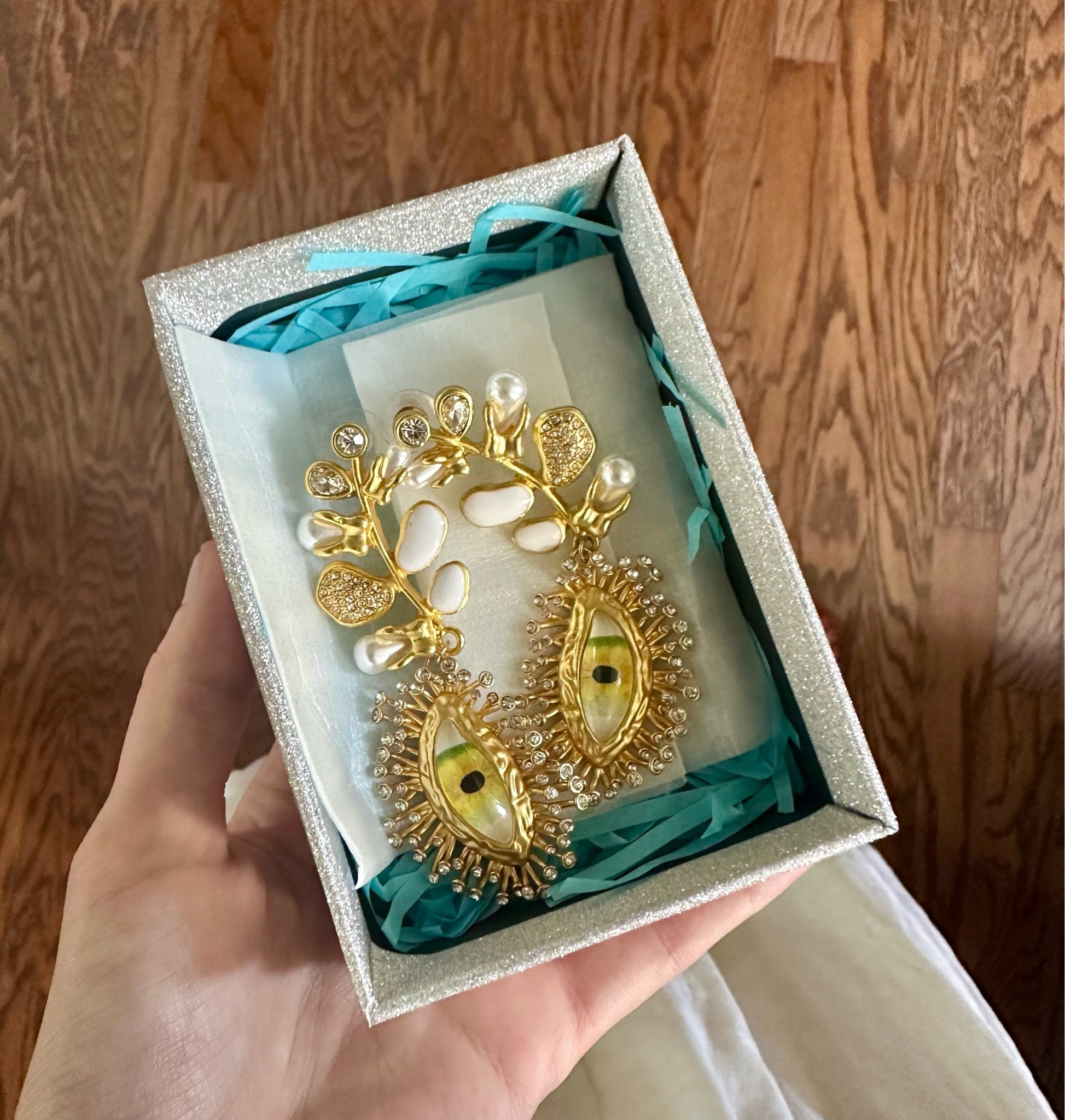 Schiaparelli vibes for under $60

Earrings | fun jewelry | Etsy finds | wedding guest outfit | funky jewelry | summer accessories

#LTKootd #LTKSaleAlert #LTKWedding