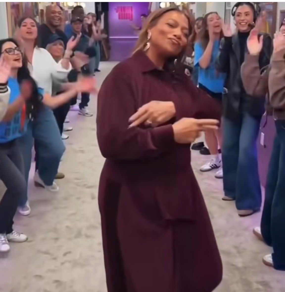 You ask, we answer! @monica.d.ware says, “Do you know where @queenlatifah got her jumpsuit from? ❤️”
@queenlatifah stopped by the @jenniferhudsonshow wearing a $930 @maxmara Cherry Velvet Bodysuit Shirt paired with $850 Velvet Tuxedo Trousers in Bordeaux. Hot! Or Hmm..? 💣
📸: The Jennifer Hudson Show/IG
#QueenLatifah #QueenLatifahStyle #queenlatifahfbd #maxmara #fashionbombdaily #fbdaily #BombStyle