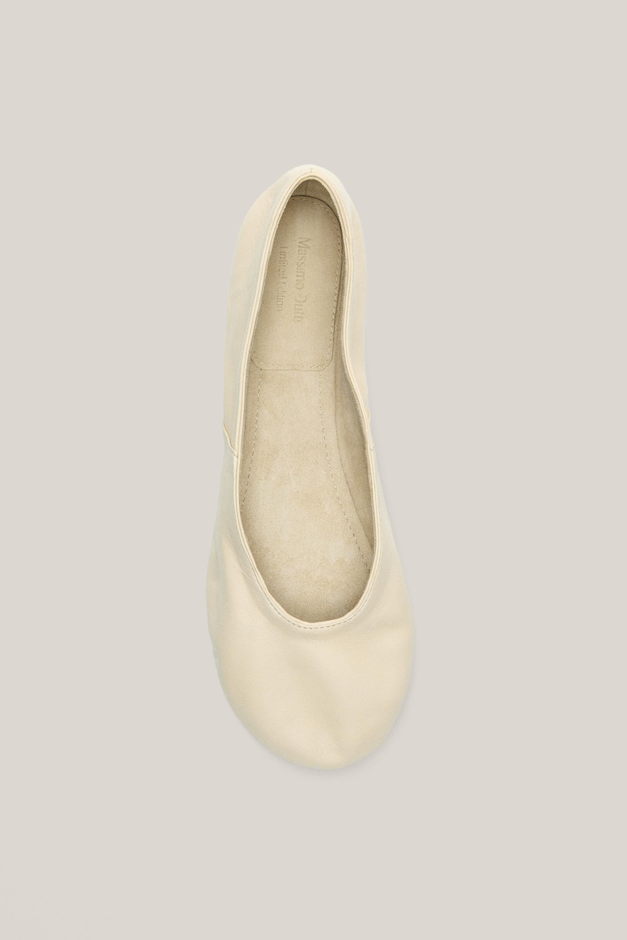 NEW IN VIEW LOOK
Soft Leather Ballet Flats - Limited Edition
    
 $270  Colour  Vanilla  Add to ... | Massimo Dutti US