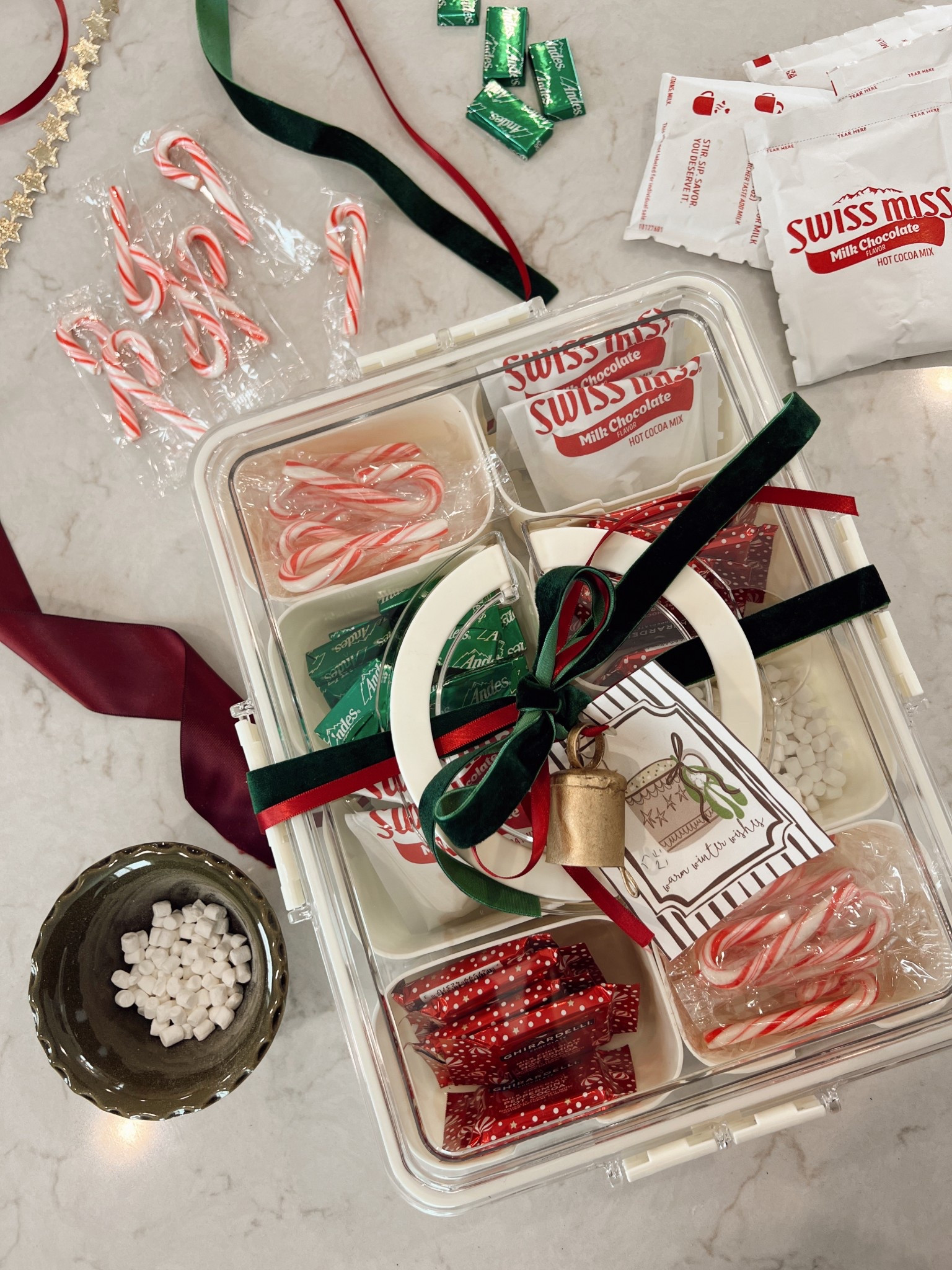 This diy hot cocoa kit is the perfect gift for a family, friend, neighbor…just about anyone! Customize it however you’d like, add some ribbon, and you have yourself a cutie gift for the holidays!☕️