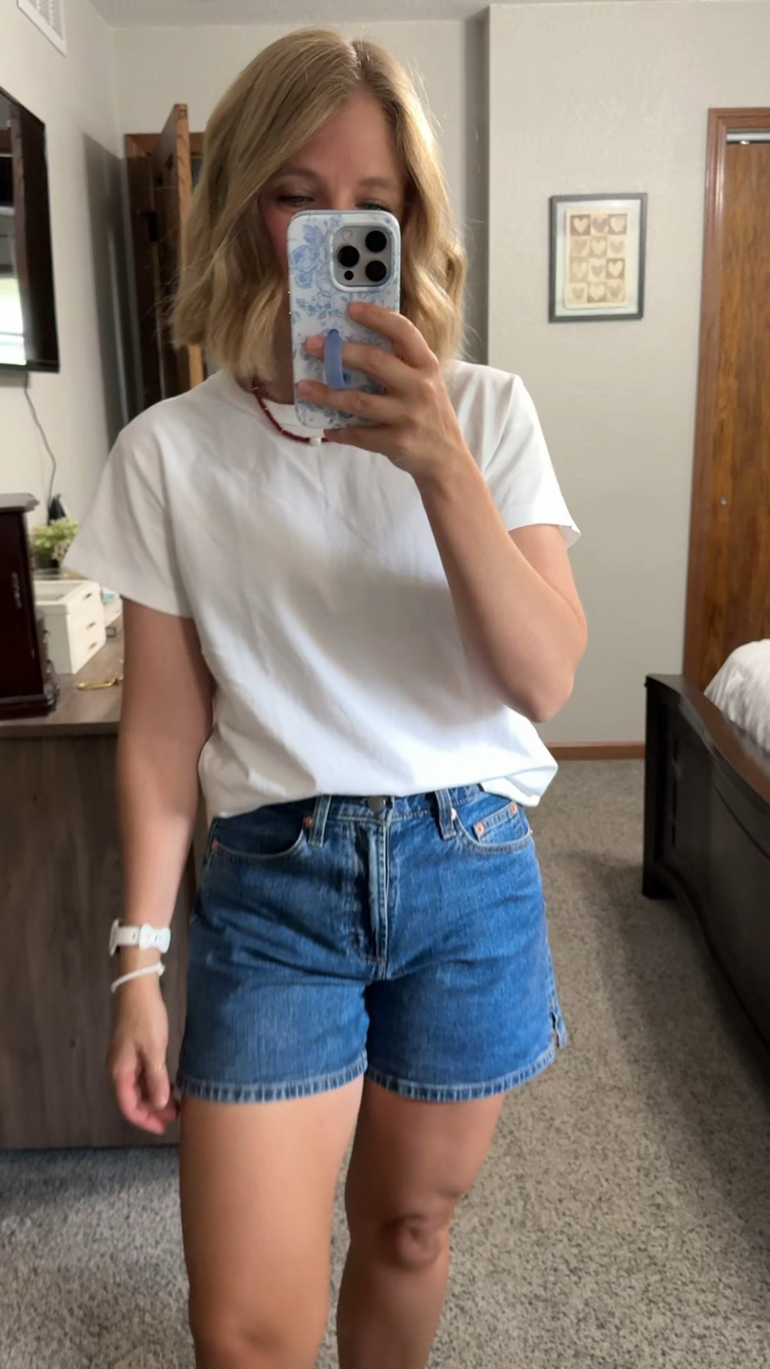 Monday ootd 

Wearing a small in this new white tee, and a size 2 in the shorts. Also loving these flip flops I just got from Target!

#LTKootd