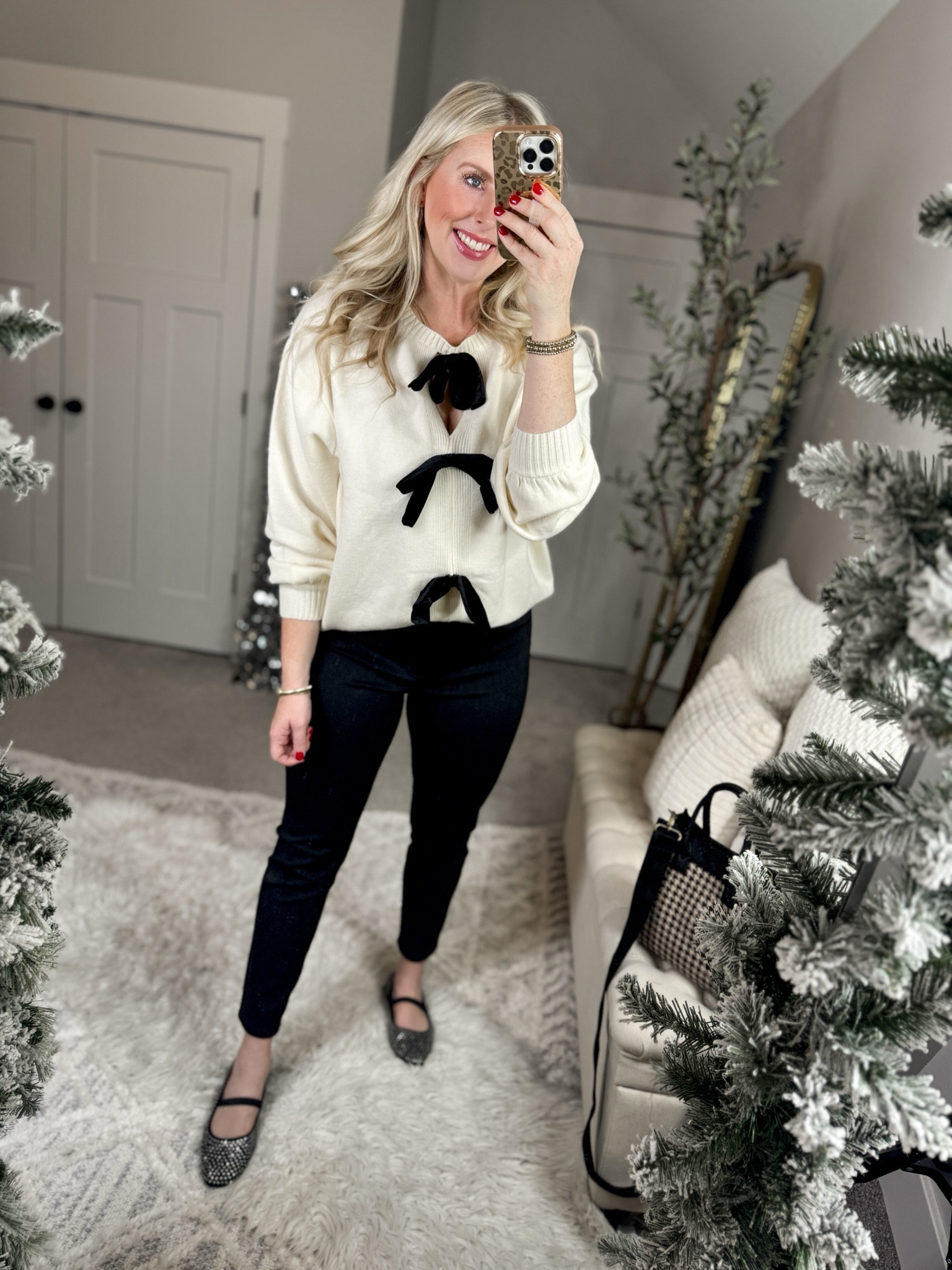 Weekend Walmart wins try on 
Bow sweater- 14/16
Scuba pants 

#LTKfindsunder50 #LTKSeasonal