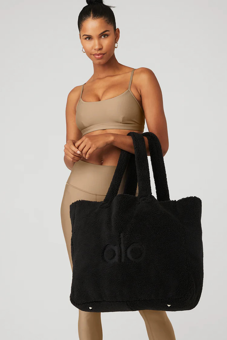 Foxy Sherpa Tote - Black | Alo Yoga