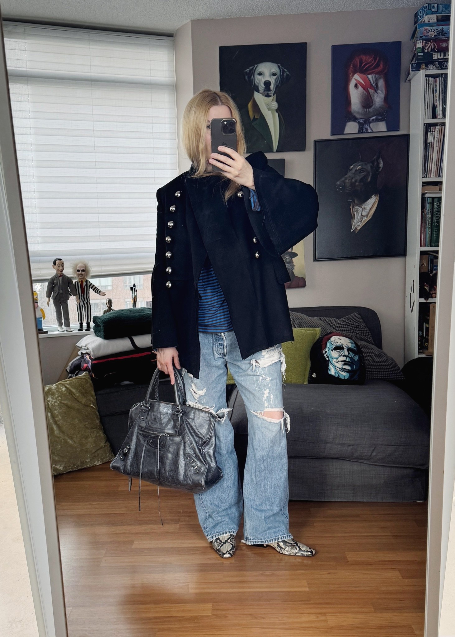 I haven’t worn this coat in forever because I needed to sew time of the buttons back on. Safety pins came in handy today 😬

Coat, jeans, and bag are preloved/vintage.



#LTKOver40 #LTKSeasonal #LTKootd