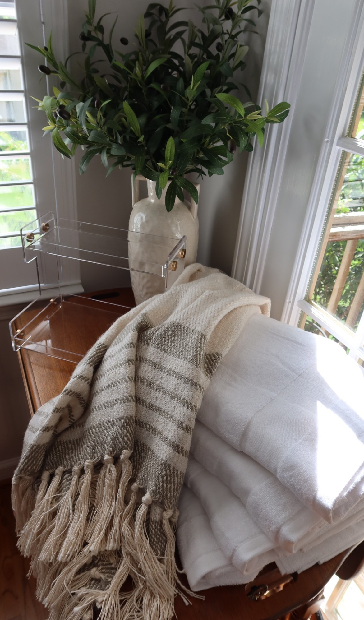 The little details that made my first apartment feel like home🤍🧺 My favorite Wayfair makeup organizer, cozy throw blanket, and bath towels #ad @Wayfair #WayfairPartner #BacktoSchoolwithWayfair #wayfair