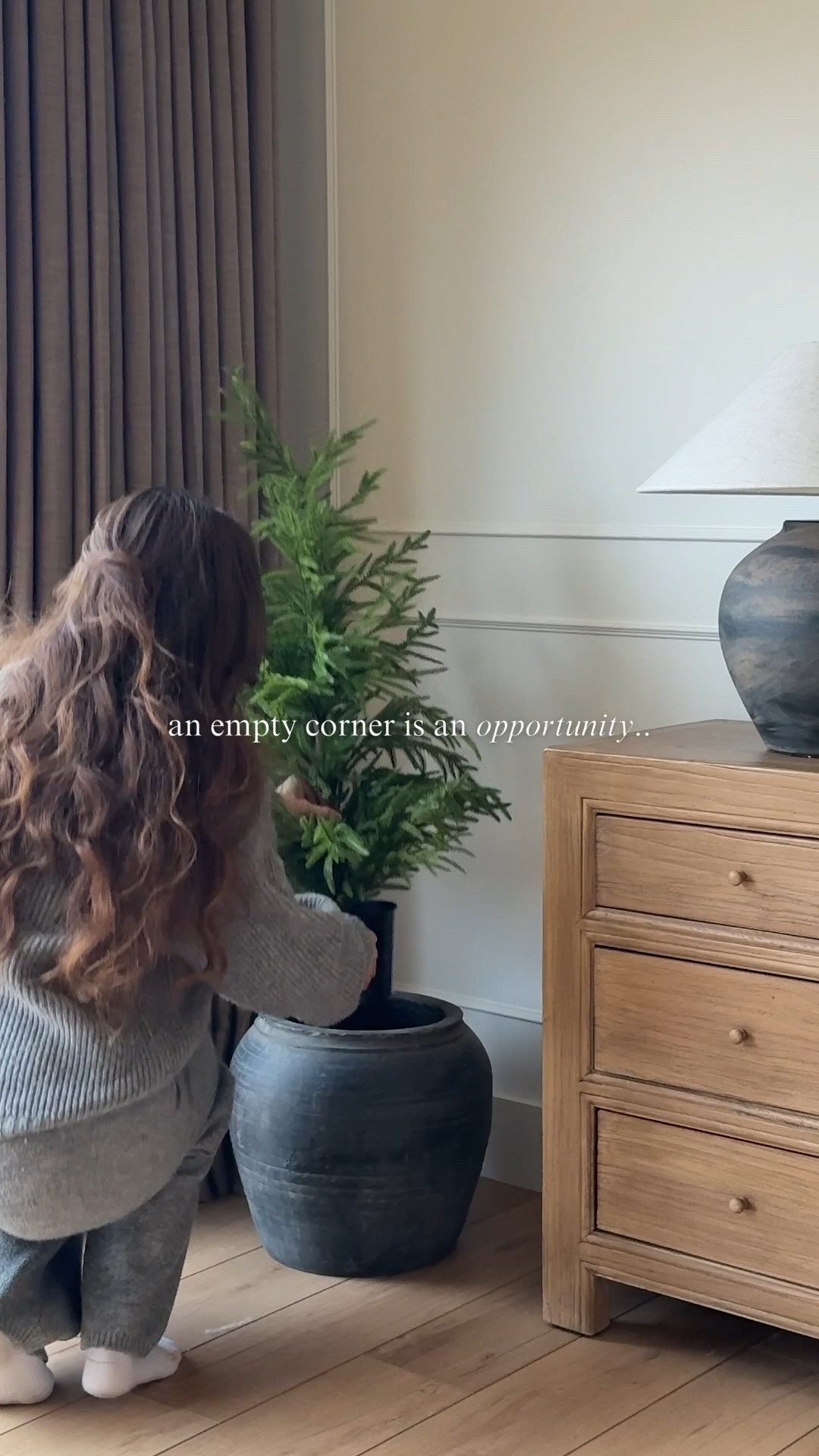 I don’t rush to fill space anymore.
I let it tell me what it needs.
And this little corner was whispering holiday layers 🎄🥰

So I layered in mini Amazon trees and wood houses, paired with curated vintage vases and a wood stool.

Do you let spaces evolve, or finish them all at once?



#LTKholiday #LTKsale #LTKhome