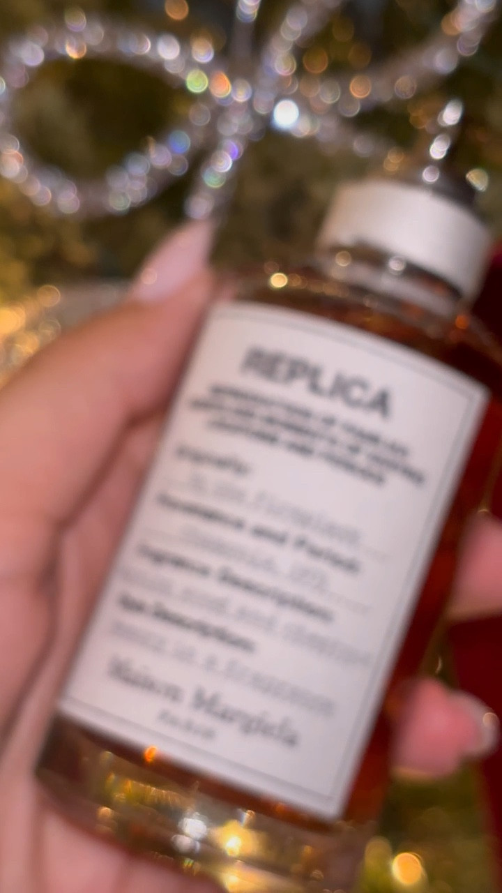 The one perfume every girl needs on their Christmas list🎁 ‘REPLICA’ By the Fireplace really does smell like you’re sitting by a fireplace with hints of chestnut and sweet vanilla🪵 I’ve always loved this fragrance for the ‘Ber’ months and get the most compliments on it! 