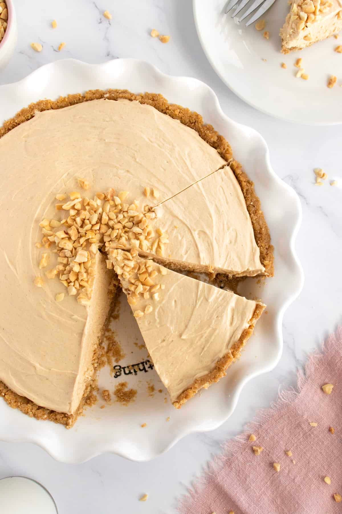 Cool and creamy peanut butter filling in a buttery graham cracker crust, this No-Bake Peanut Butter Pie is divinely delicious! 😋 