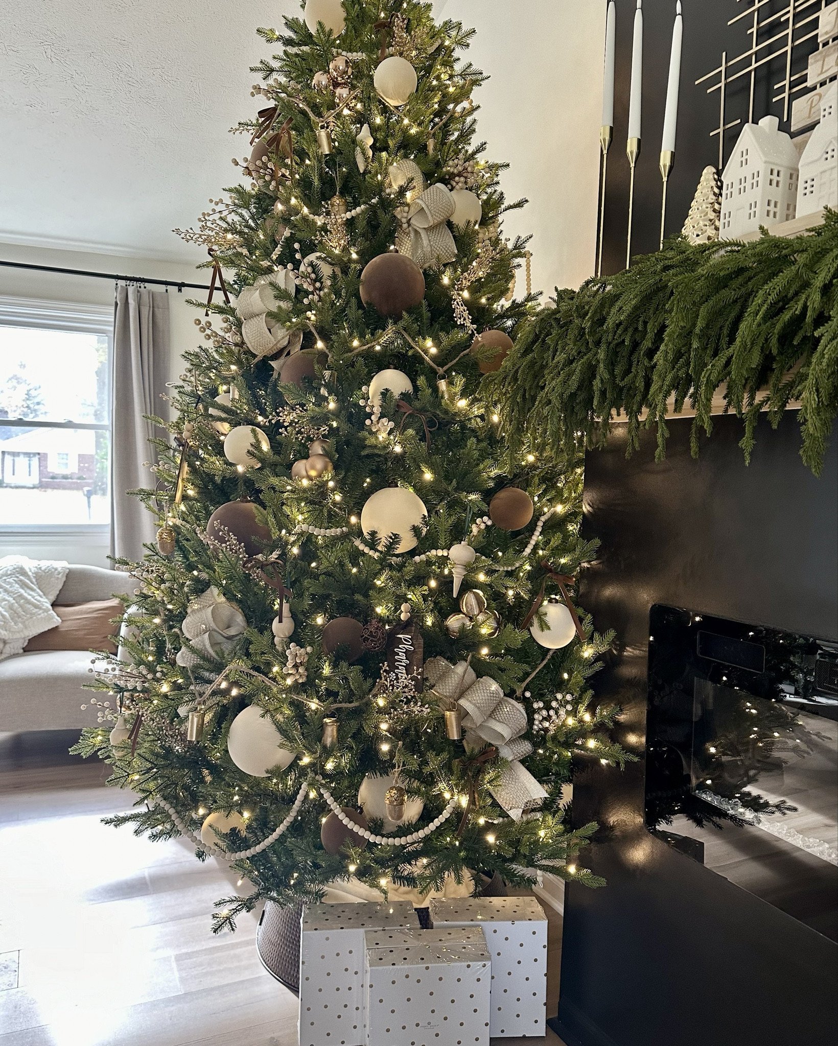 2024 Christmas tree ❤️🌲
A traditional color palette with vintage inspired elements this year and I am so happy with how it turned out.
I am loving the berry picks this year and the handmade brown bows.
Wishing you all a magical holiday season ahead & happy decorating!! 🫶🏽