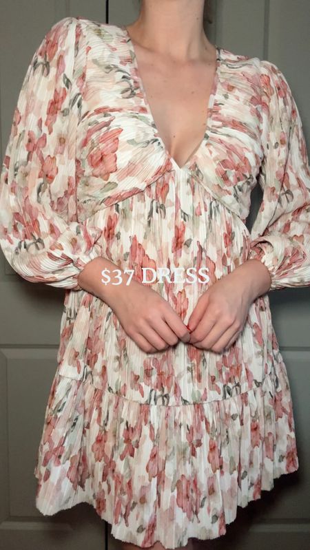 The prettiest floral dress for spring! Runs true to size I’m westing a size small! 