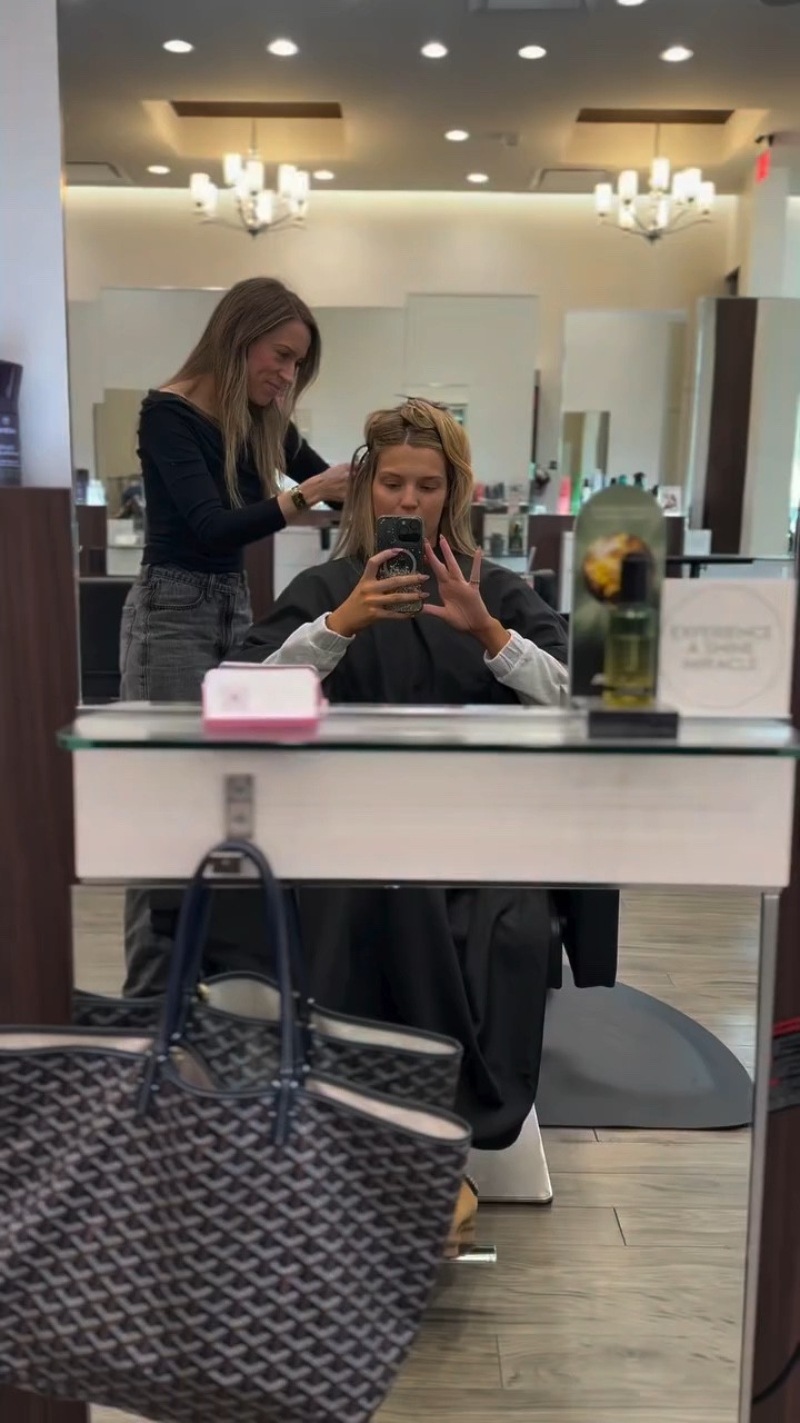 Blowouts and Chat! #dallascowboyscheerleaders #dcc #americassweethearts #dallashairstylist #blowoutstyles