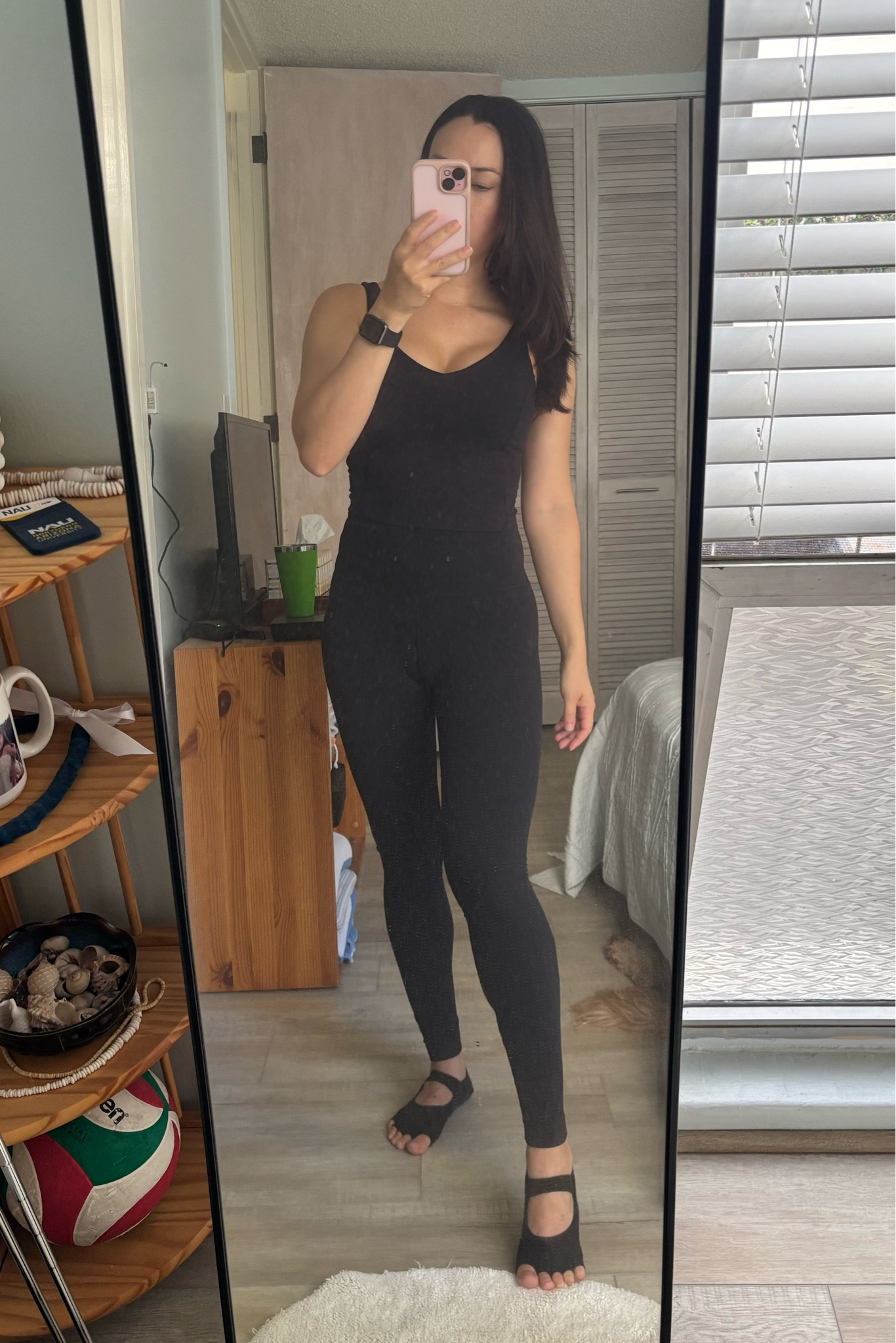 The simplest look is sometimes the best look!  

Very minimalist activewear set from lululemon.  🖤
