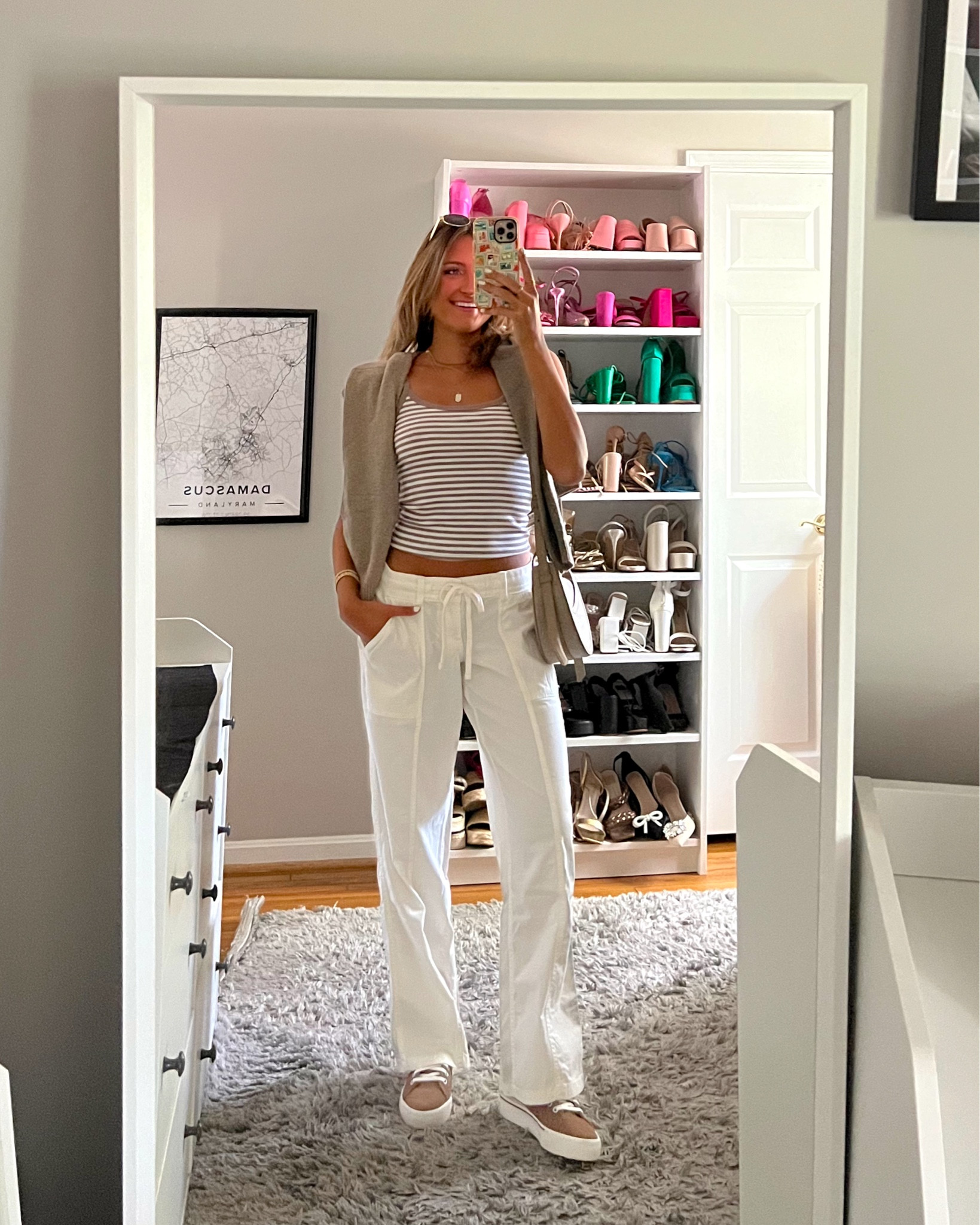 casual everyday fall outfit from Hollister. use code HCOMCKENZ for an extra 20% off your purchase (yes it’s stackable)🍂💕

wearing an XS in tops, S in sweaters, 000R (I’m 5’2) in pants 