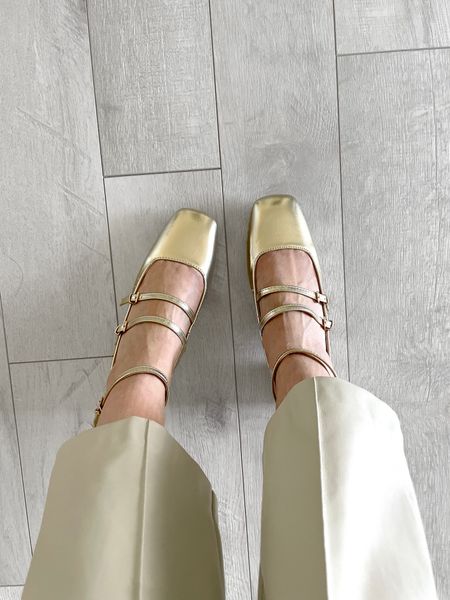Parisian style shoes and a touch of gold 💛

Gold shoes, golden shoes, metallic shoes, Mary Jane shoes, Mary Jane’s shoes, unique shoes 

#LTKworkwear #LTKshoecrush #LTKstyletip