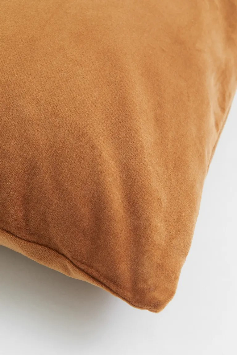 Cushion cover in cotton velvet with a concealed zip.Weight160 gCompositionCotton 100%Art. No.0579... | H&M (US + CA)