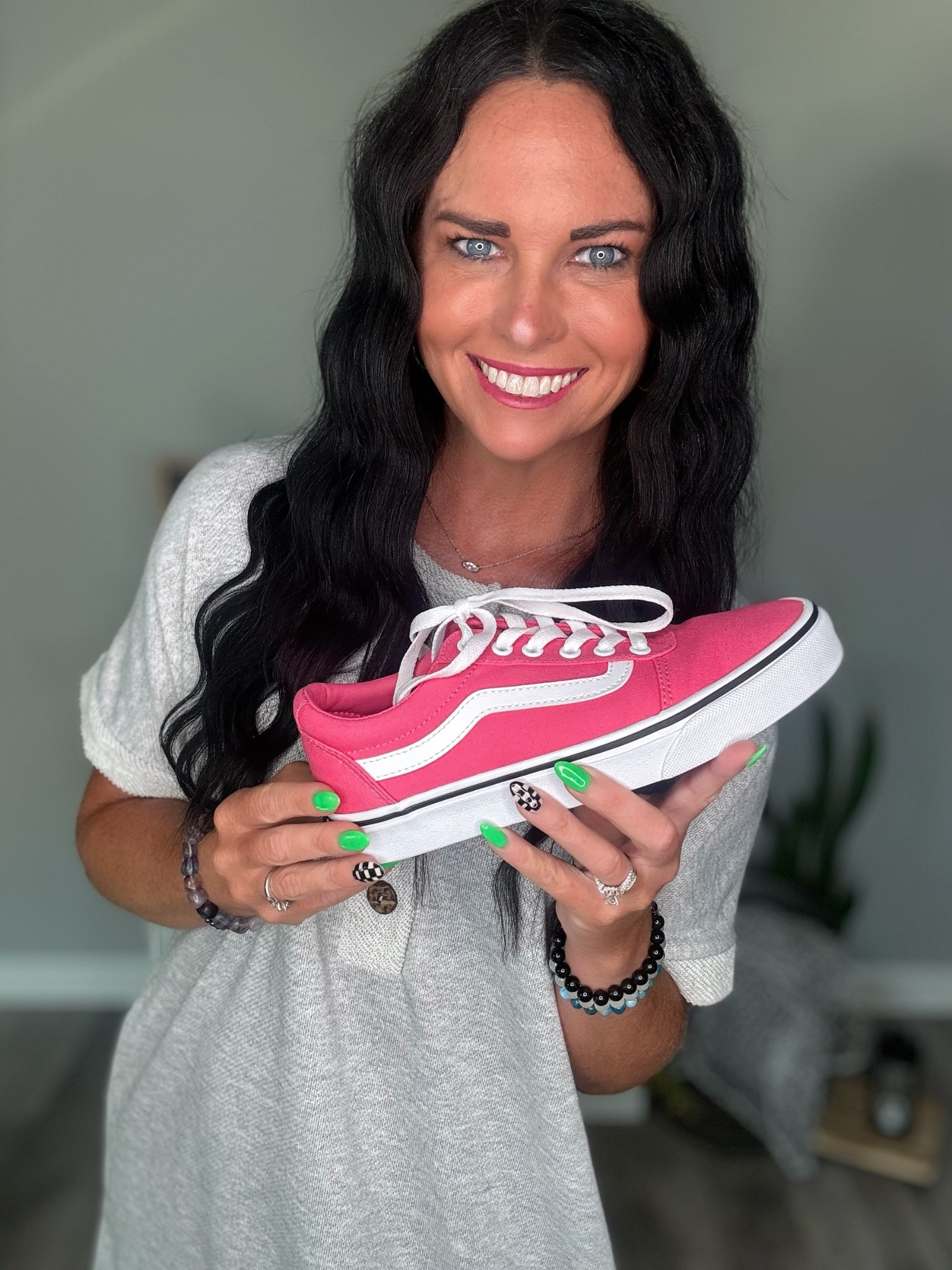 Ah! My HOT PINK Women’s Vans are on S A L E! They are so fun and flashy! Go grab them using my LINK! #womensvans #womensshoes #hotpinkvans #wardvans #vanssneakers #salesneakers #vanssale 