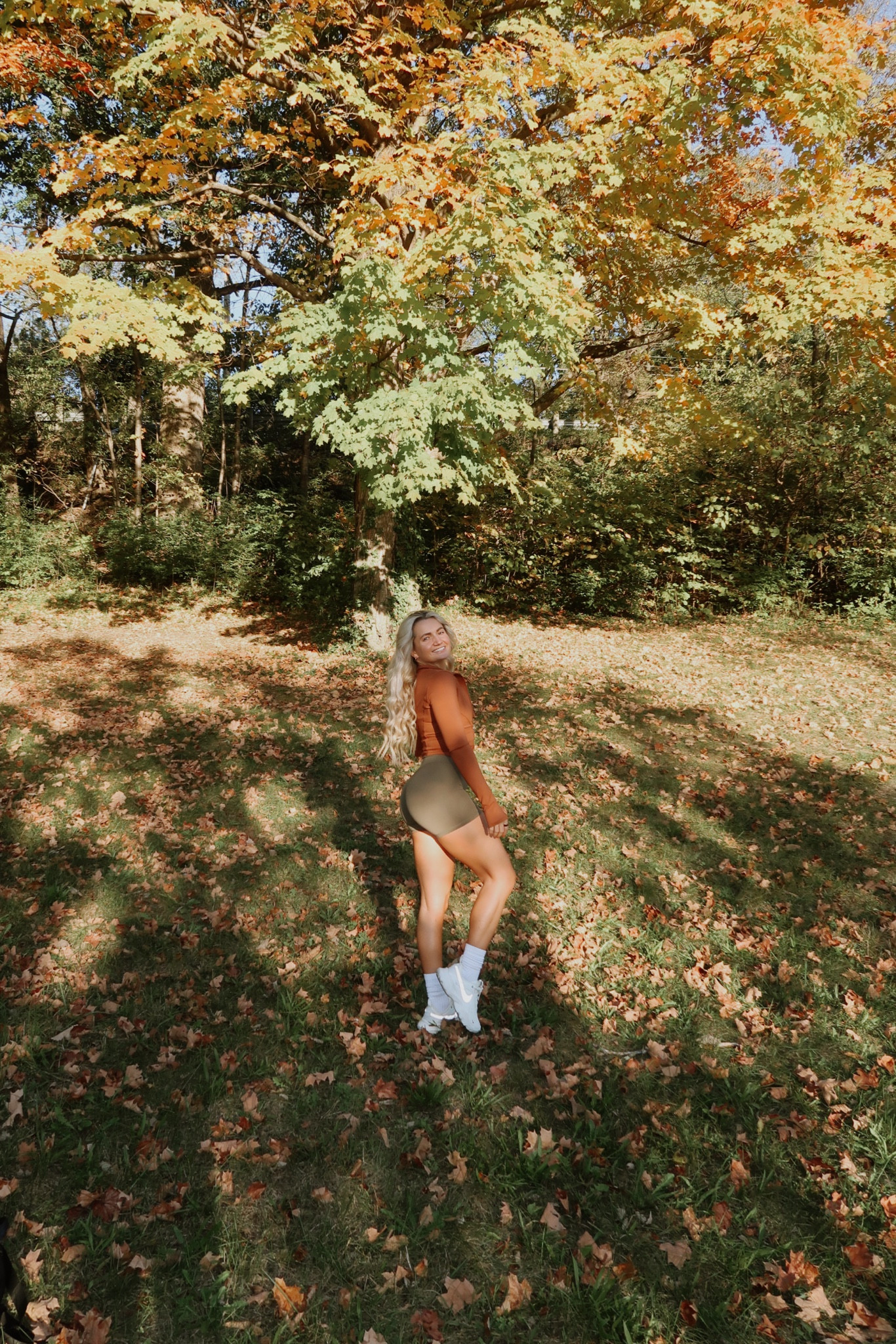  Am 5’4, 135 lbs, wearing a small in the jacket and an XS in the Paragon Fitwear shorts 🍂⭐️🧦 