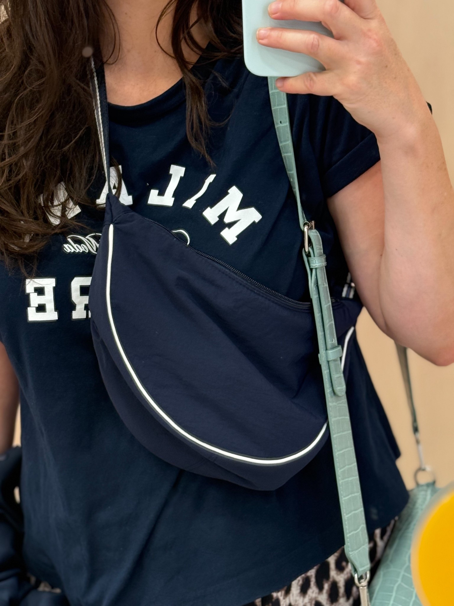 • Banane marine gansée de blanc #uniqlo 
• T-shirt « Milano » bleu marine #hm