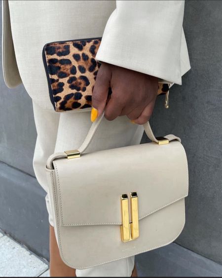 @demellierlondon The Vancouver is easily one of my favorite handbags. The design is a mix of vintage and contemporary with the quality to match. The versatility in wear with the adjustable strap, takes the handbag from crossbody to top handle. 

20% off w/CODE: BF20 on the brand’ site

#LTKCyberWeek #LTKitbag