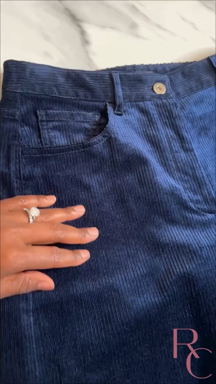 Soft Armor. 🛡️
For my discerning clients, a good trouser needs to do double duty.
The Texture: Unexpected fabrics like corduroy or flannel add depth to your personal brand.
The Versatility: The pants must look just as good with a formal jacket & heels or a cute tee and kicks! 

@theory__  delivers the versatile polish you need to pivot from creative brainstorming to high-stakes negotiation. 

Shop the look via the link in bio.

#Theory #PowerPants #WorkwearWednesday #CasualExecutivePresence #RoxanneCarneStyle #RoxanneCarnePersonalStylist