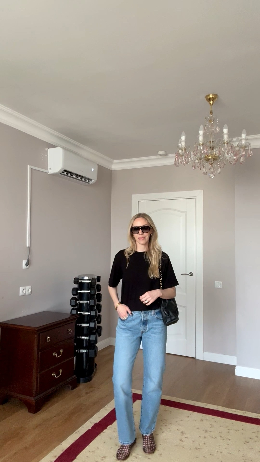 Casual outfit, jeans and a tee, cropped tee shirt, @levi baggy 90’s jeans, jelly shoes, Gucci aviator sunglasses

#LTKootd #LTKOver40 #LTKSaleAlert