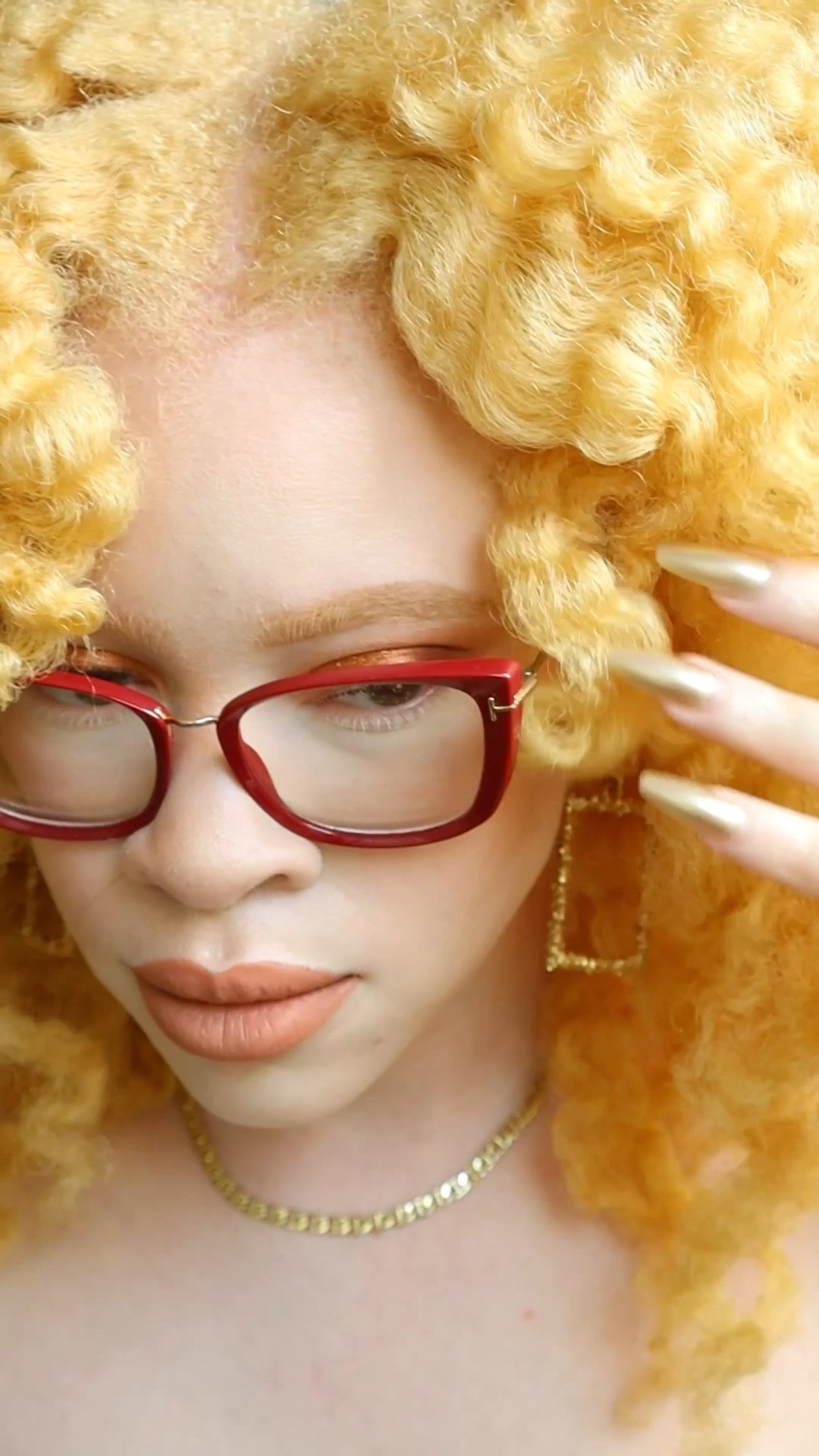 My hair has a best friend and her name is OLAPLEX. It’s about that time for a good ole wash & repair on my hair. Today’s wash day I am using OLAPLEX N°4 Bond Maintenance Shampoo and N°5 Bond Maintenance Conditioner to help strengthen my hair before heat styling. 

#LTKVideo #LTKBeauty