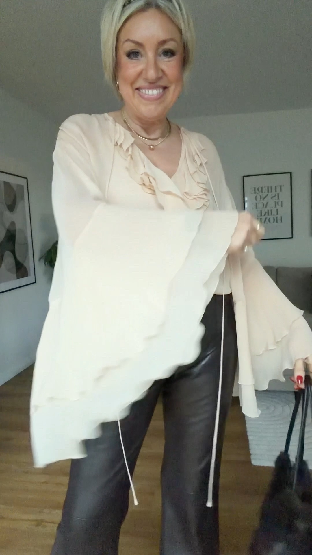 Volants Bluse und Lederhose

#LTKdeutschland #LTKautumn #LTKstyletip