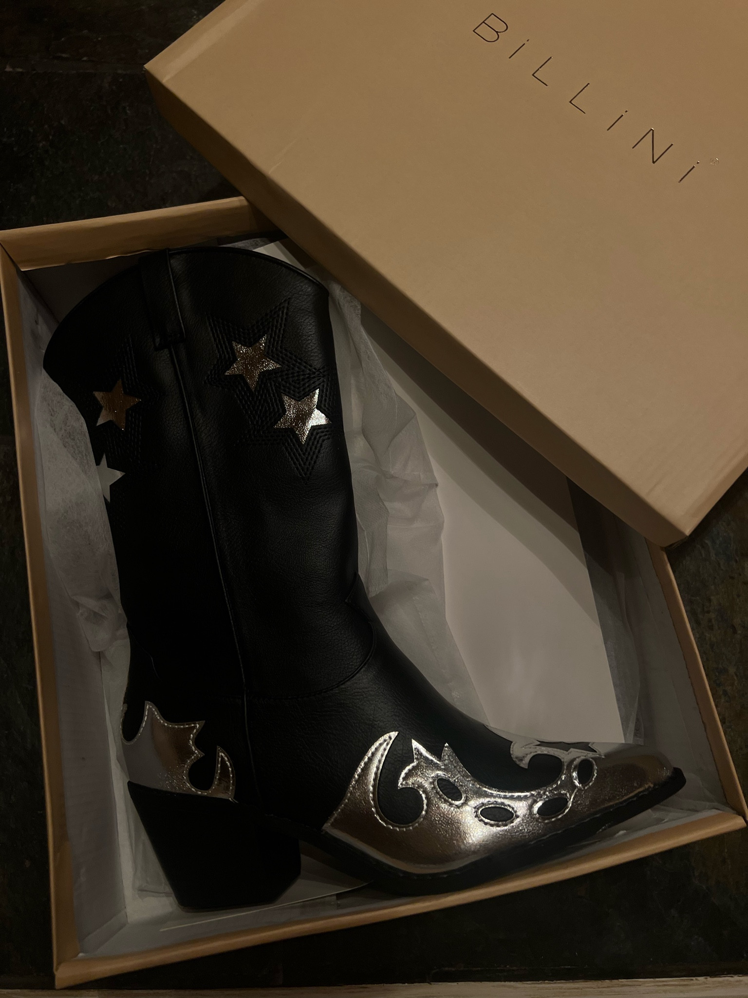 Size 8.5 

#LTKFestival #LTKshoecrush #LTKSeasonal