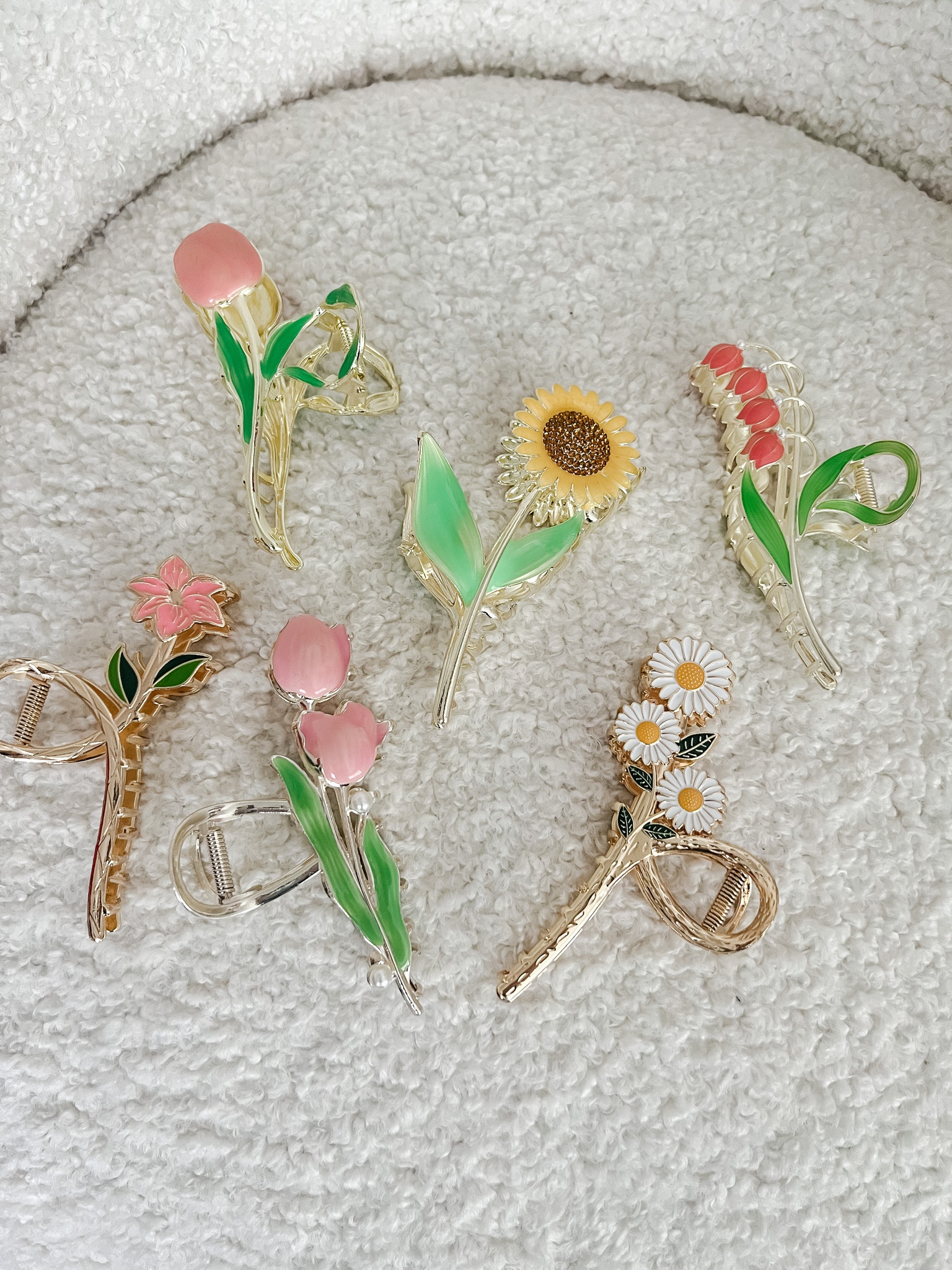 Viral claw clips from amazon that are perfect for summer! 

Amazon hair clips. Amazon claw clips. Hair accessories. 

#LTKsalealert #LTKbeauty #LTKSeasonal