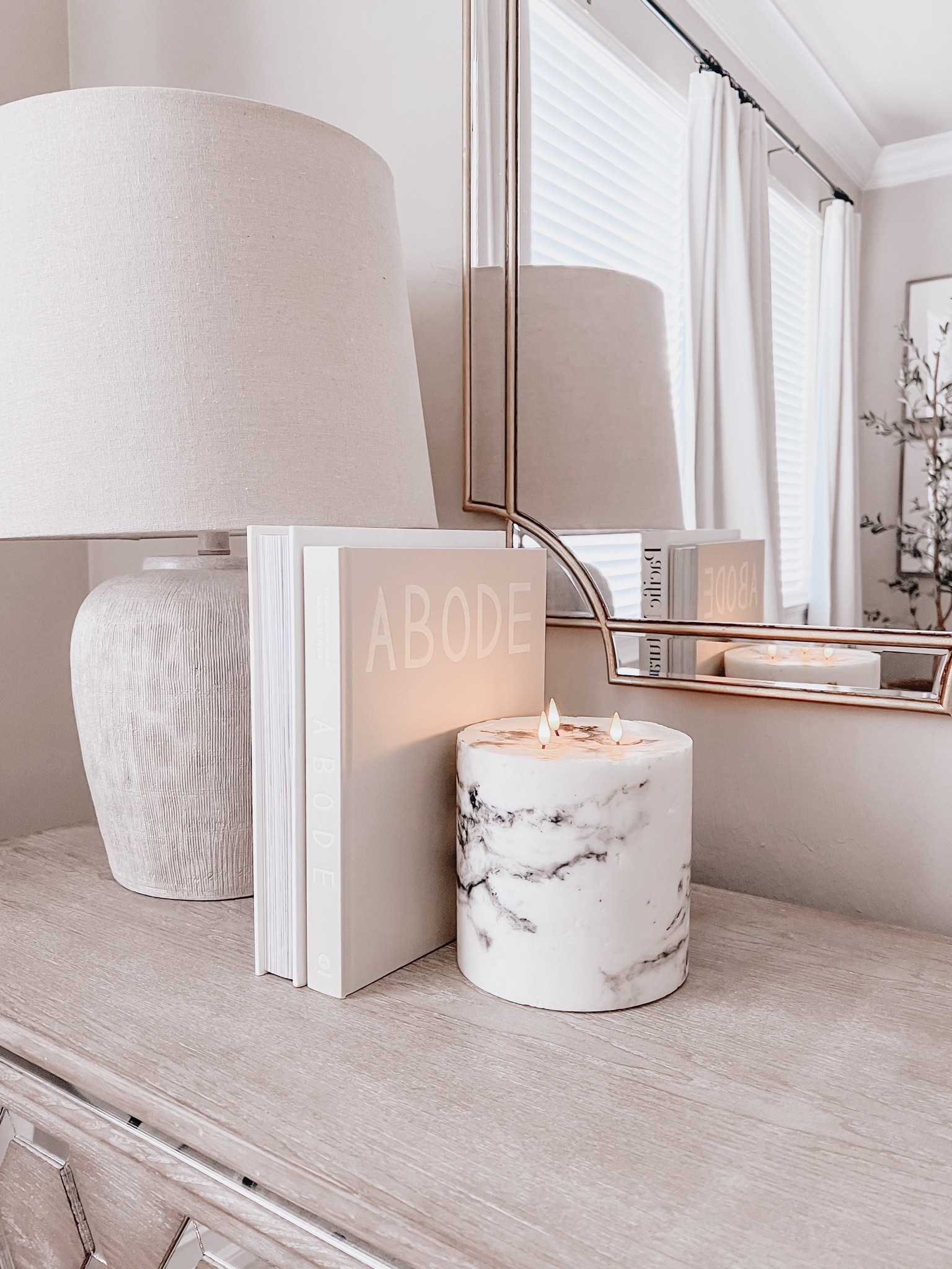 Bedroom styling | Bedroom decor | Home decor | Neutral decor | 


Table lamp, Decorative books, Coffee table books, Candle, Marble candle

#LTKhome