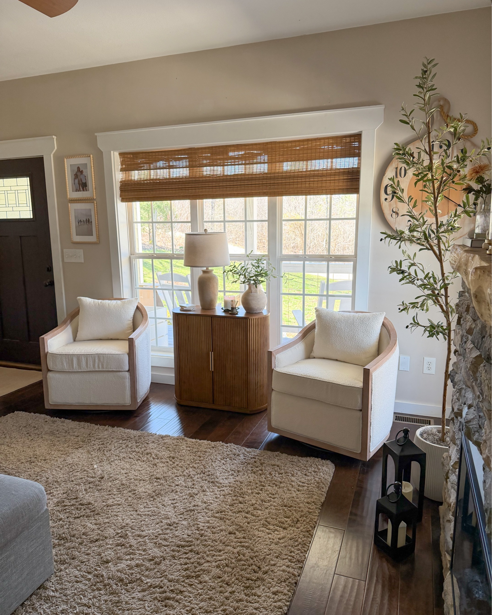 Some still photos for you this Monday morning! 🥰
We are still loving our new chairs from @hulala_home so much! They are the Percy Jess Farmhouse Solid Wood Swivel Chair.  Lucy definitely approves! 😉🐾 You can shop any of the great finds on hulalahome.com and use my code: CC12 to save. Have a happy Monday friends! 🥰

#hulala #hulalahome #livingroom #southernliving betterhomesandgardens