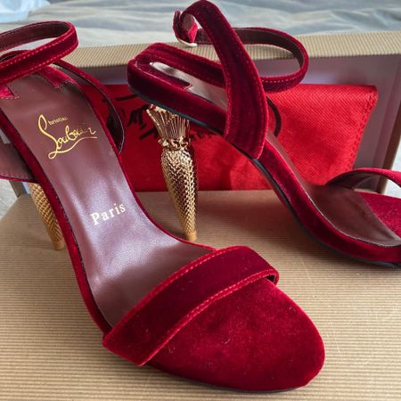 Christian Louboutin velvet heels #dhgate

#LTKShoeCrush
