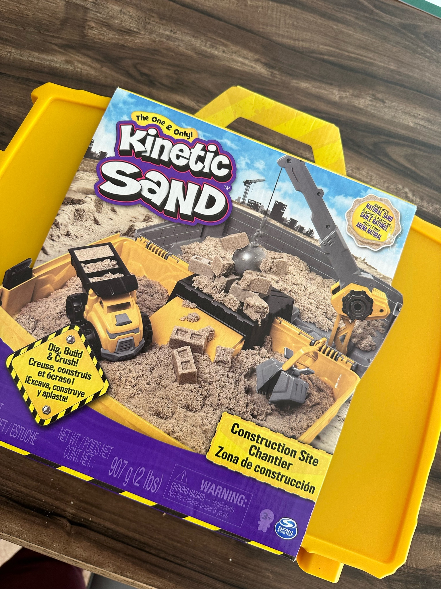 Kinetic Sand, Construction Site Folding Sandbox with Toy Truck and 2lbs of  Play Sand, Sensory Toys for Kids Ages 3 and up