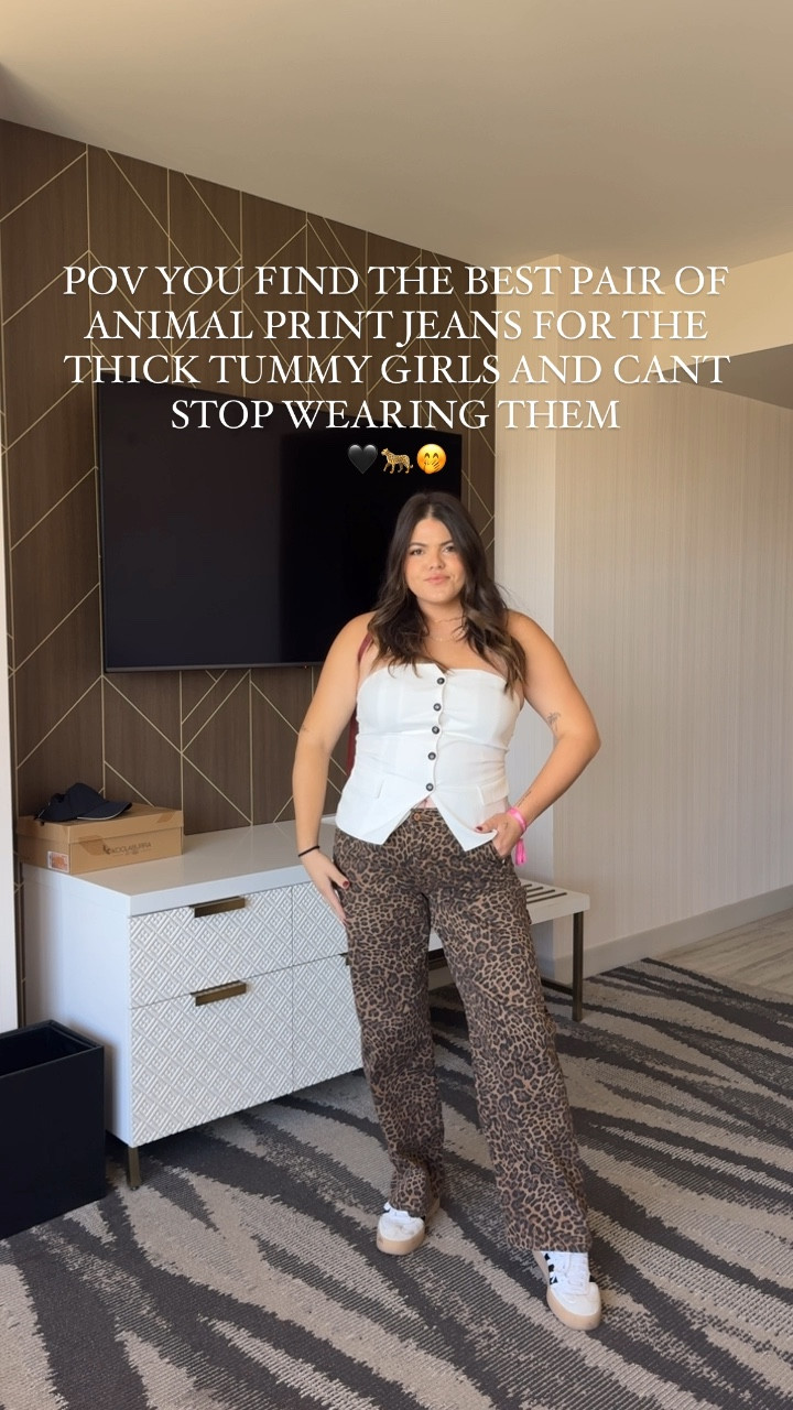 I tried to hold out on this trend but this wide leg pair ACTUALLY fits the Apple shape / thick tummy girls SO good and doesn’t give you pancake booty 😆 wanna see some different ways I’d style these? Lemme know 👇🏼
Wearing size 14 in the jeans are they’re more of a midrise. Xl in the top. 

Comment “OBSESSED” and I’ll get ya info asap 😉 I’ll also include some other tops that would pair well with these. 

#midsize #midsizestyle #midsizefashion #falloutfit #amazonoutfit #leopardprint #cheetahprint #jeans #curvy #momstyle #momoutfit 

#LTKStyleTip #LTKFindsUnder50 #LTKMidsize