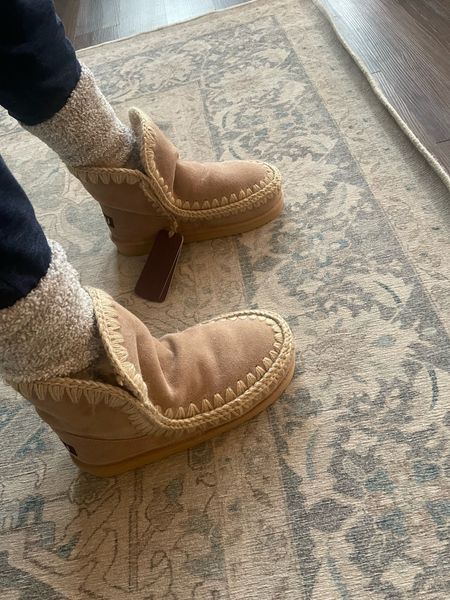 Fun alternative to Ugg boots. Love the different Mou boot styles - super soft and cozy! Color is Cam, usual Ugg European size 39 (8)


Winter boots, snow boots