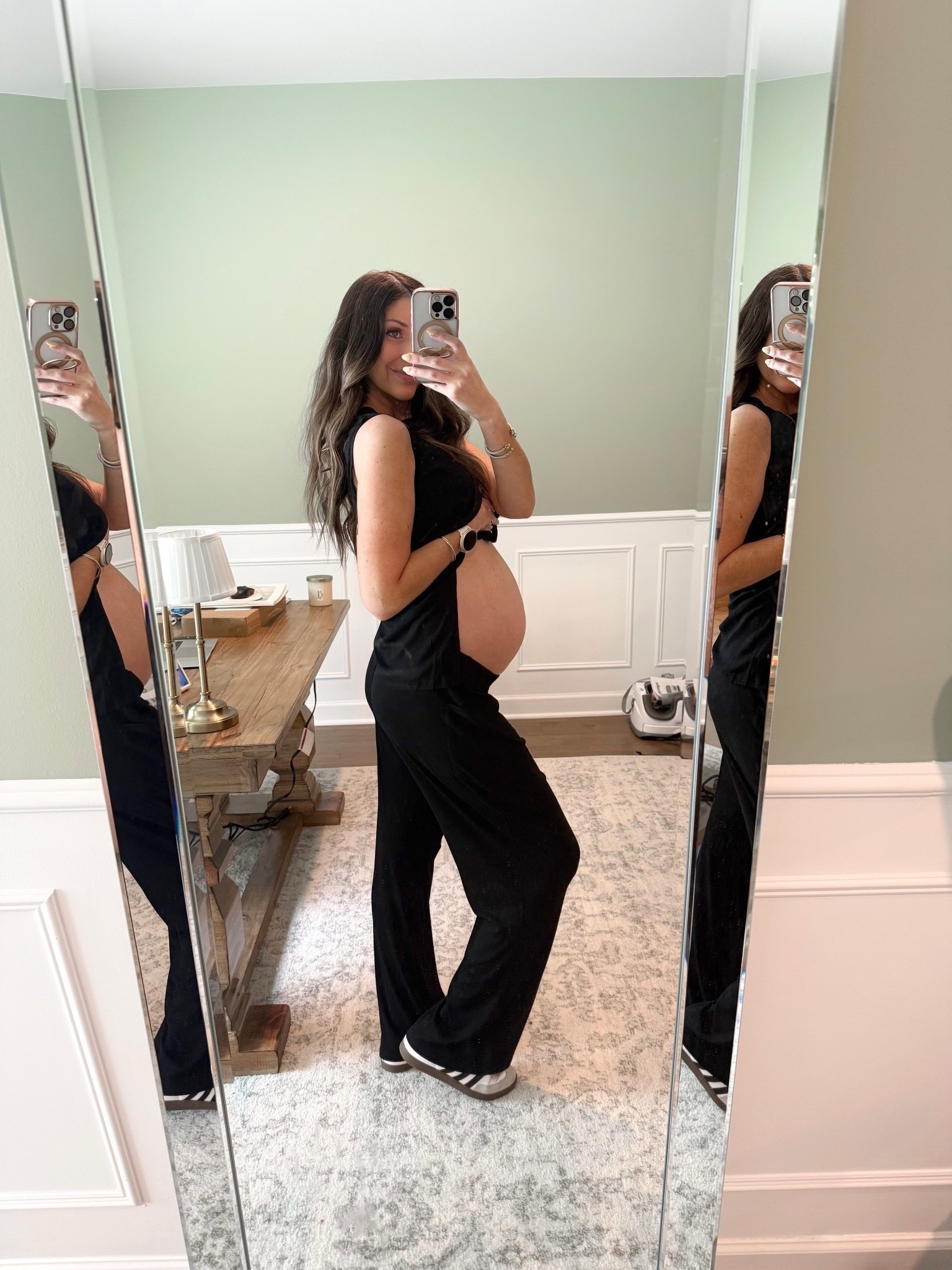 Bump friendly lounge set. Wearing size medium 

