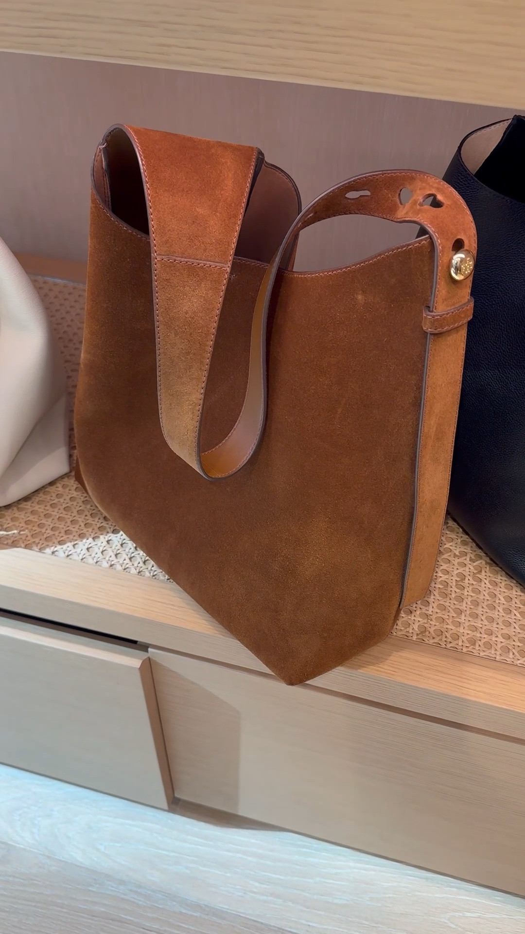 Beautiful Tour Burge suede shoulder bag to give or get. Holiday gift, fall outfit, suede bag.

#LTKItBag #LTKGiftGuide #LTKSeasonal