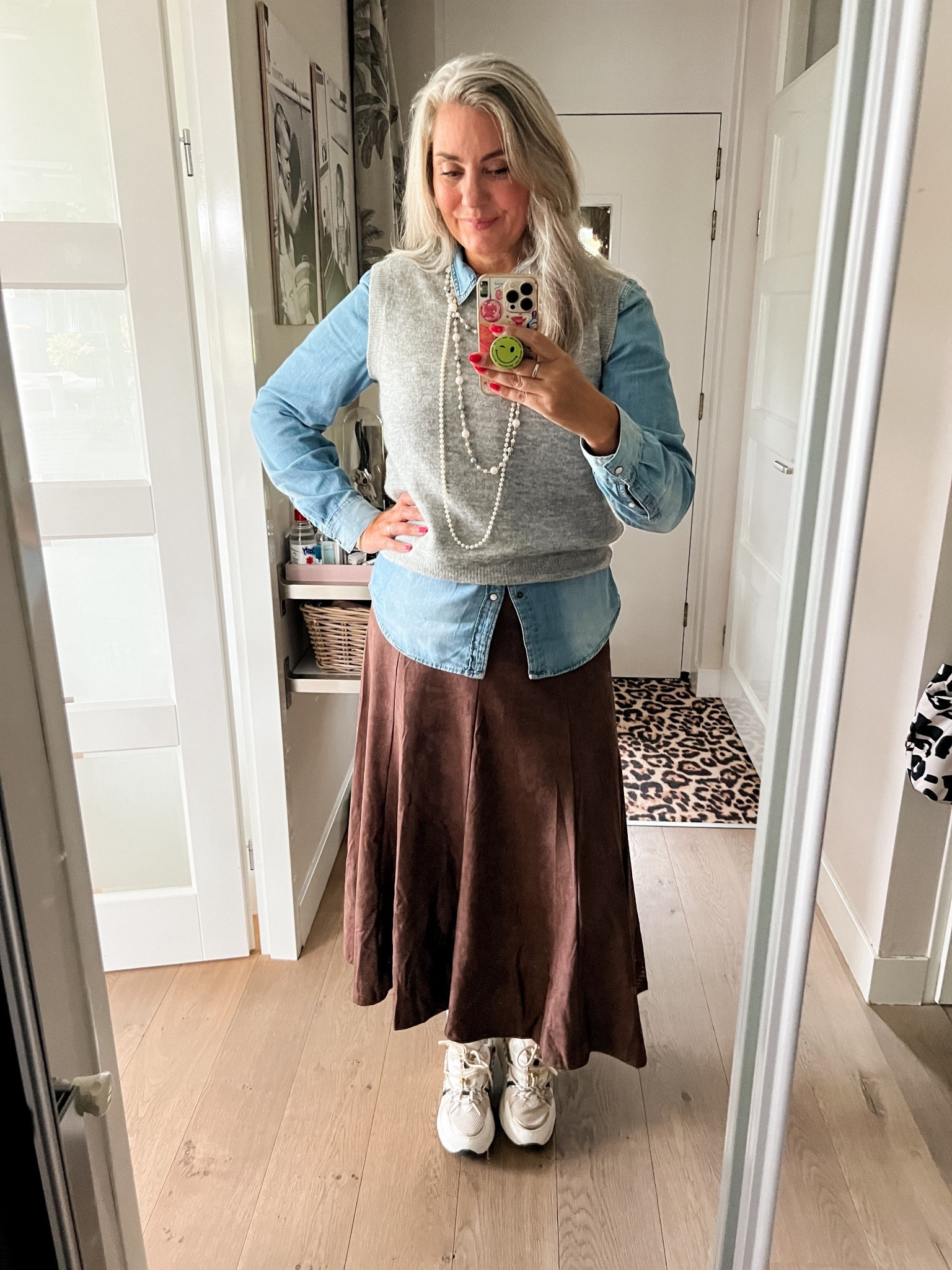 OOTD - Zondag. Spijker blouse van de herenafdeling (M), grijze spencer (M, https://hema-nl.mtpc.se/5642729), bruine suedine rok (de M by Maartje), grijze sokken en chinky sneakers (oud). 



#LTKnederlands #LTKmidsize #LTKeurope