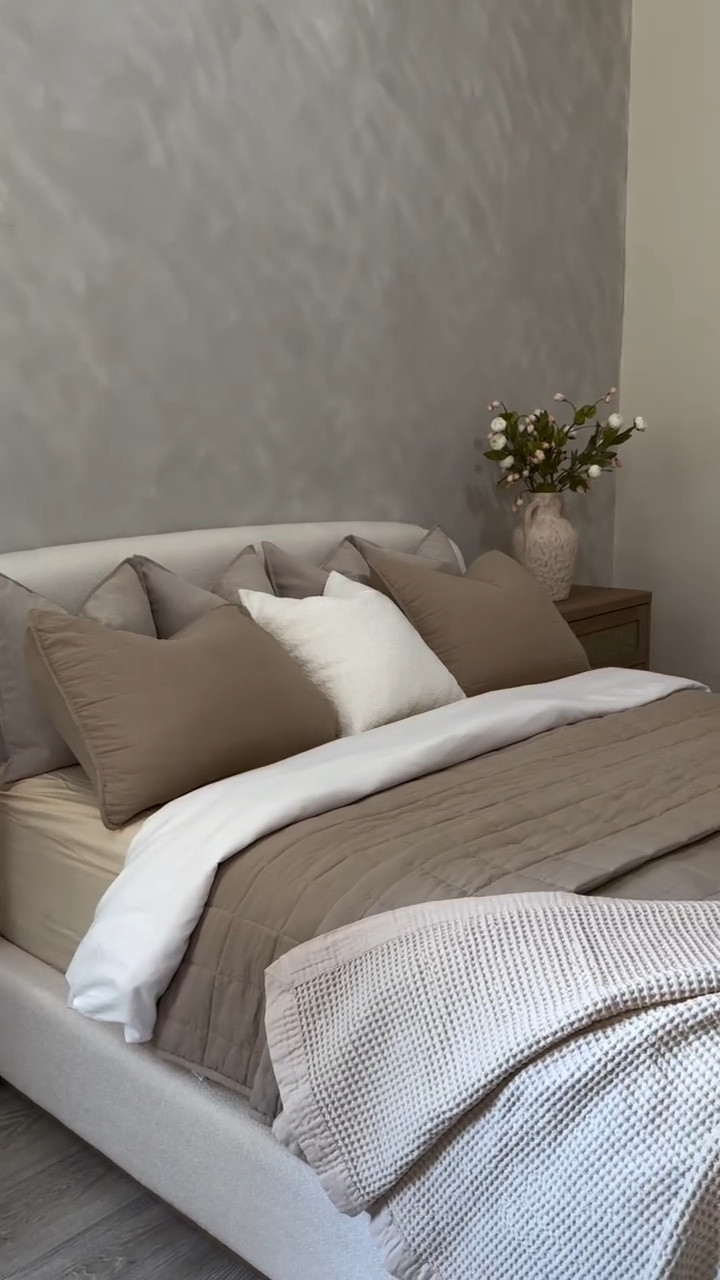 Transforming my basic bedroom into a warm, aesthetic, and cozy retreat 
Styling my bed to achieve that 5-star hotel vibe, perfect for this season.

Fluffy bedding, layered textures, and beautiful decor that feels calming, clean, and relaxing 
This is the kind of space that makes you want to get into bed early and truly unwind.

✨ Save this for bedroom inspiration
🤍 Like if you love cozy hotel-style bedrooms

Room details:
Bed: @chitaliving 
Nightstands: @sicotas 
Curtains: @homerilla_official 
Rug: @abanirugs 

#bed #room #cozy #bedroom #cozyroom