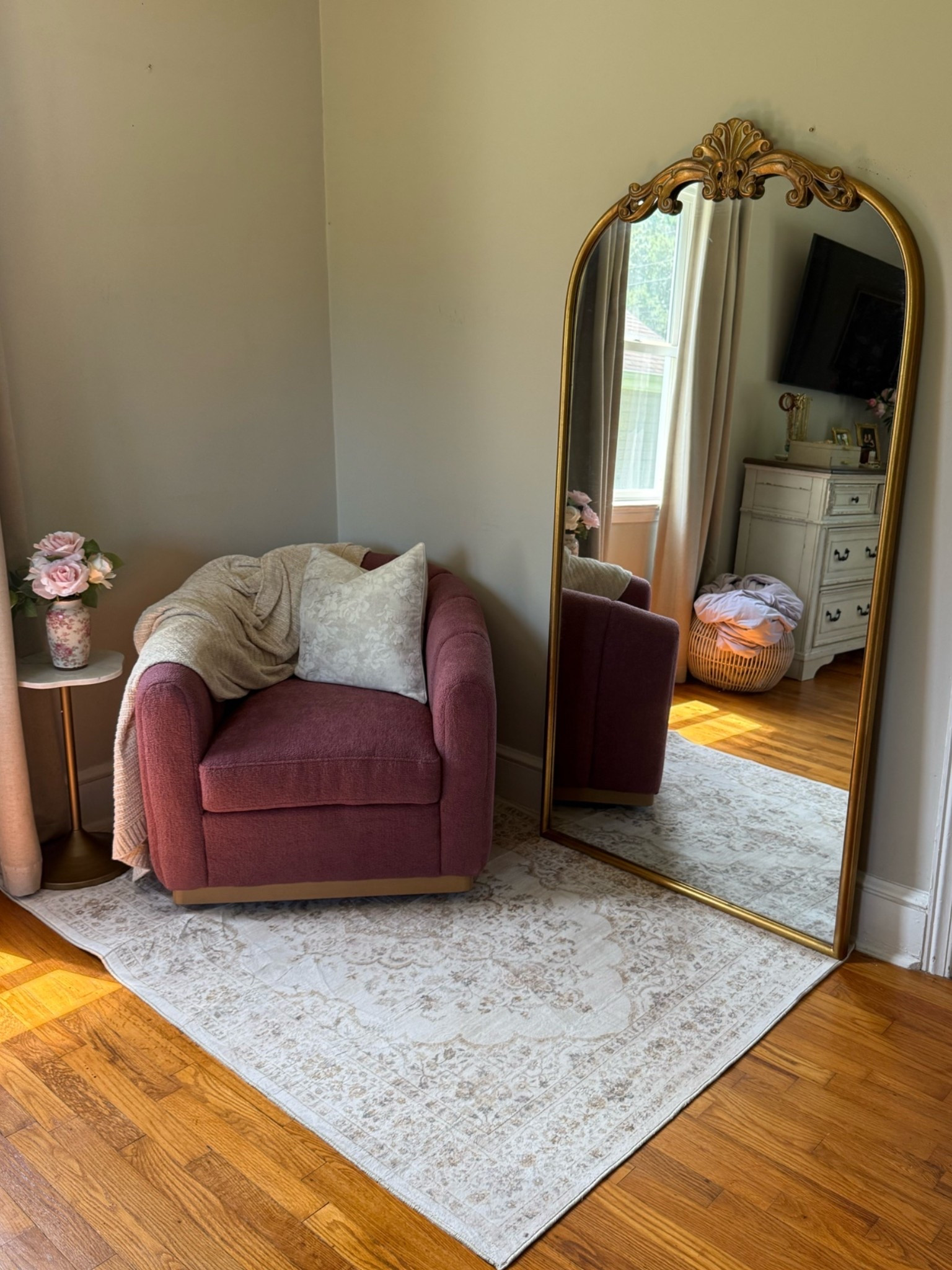 Gave my bedroom corner a little refresh and love how it turned out 🤭