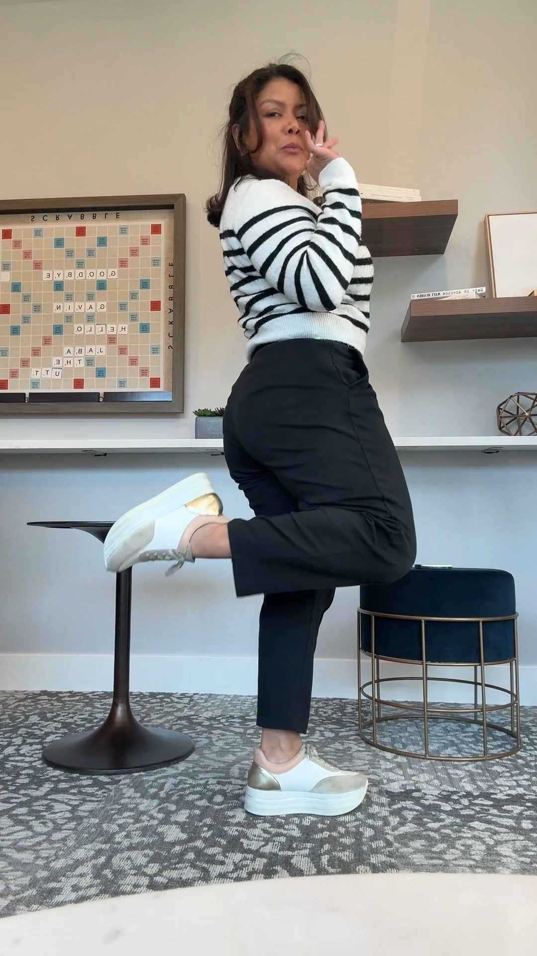 ¿Saben qué? Hoy me puse lo que me dio la gana. 😄

Nada apretado. Nada para "disimular". Solo ropa con la que me muevo bien, me veo bien y me siento YO.

Y me di cuenta de algo: el día cambia cuando empiezas desde ahí.

Esta etapa de la vida nos da eso: el permiso (que siempre tuvimos, pero ahora usamos) de vivir desde adentro hacia afuera.

Más autenticidad. Menos performance.

Dime, ¿tú ya te das ese permiso? 👇

#Mujeres45MasEnReinvención #VivirConPropósito #EstiloQueSiente #MujerReal #Cuarentona #MidlifeWomen #ReinaDeLoReal

#LTKBeauty #LTKdayinmylife #LTKselfcare