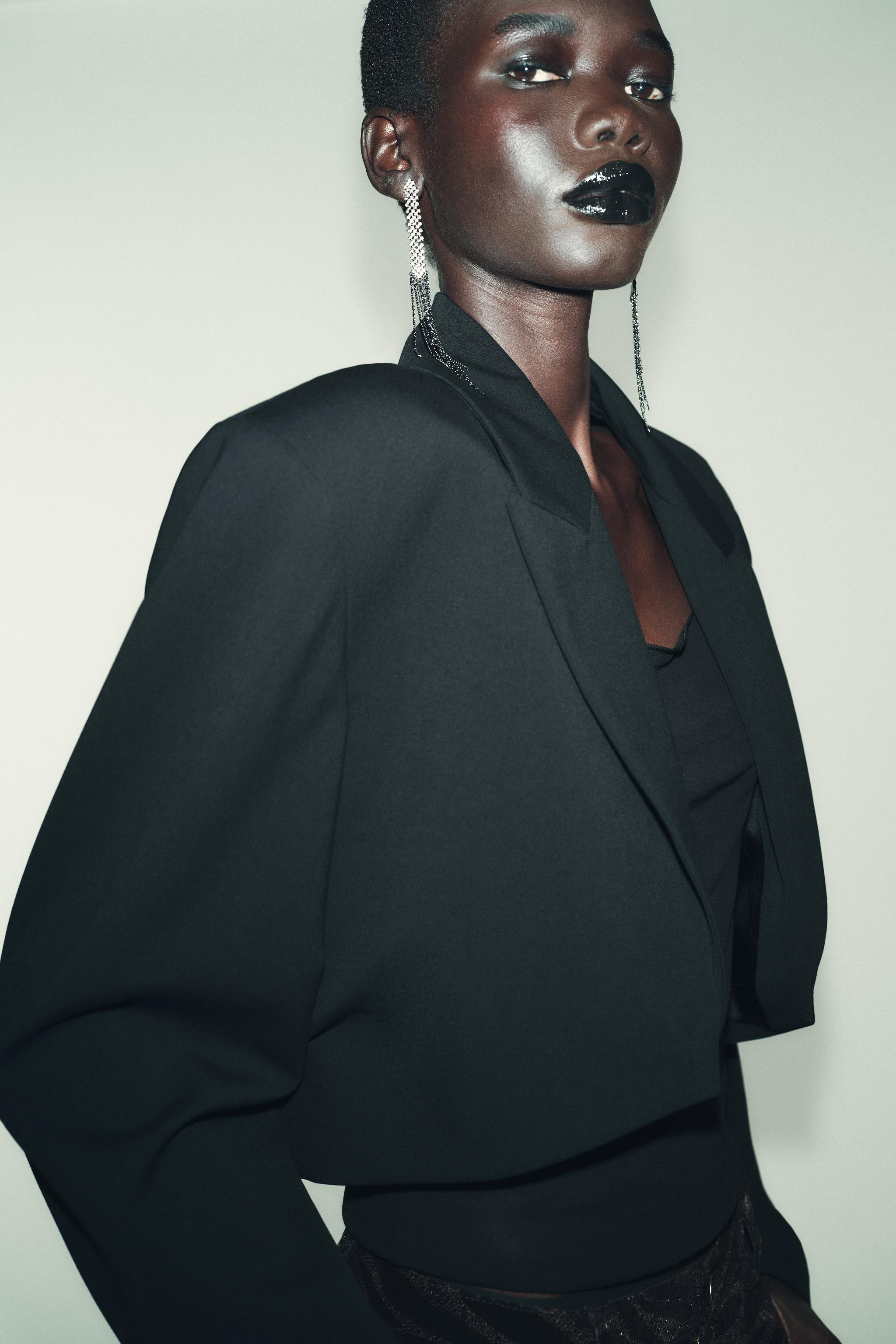 KURZER BLAZER MIT SCHULTERPOLSTERN UND ZIERFALTEN | Zara DE