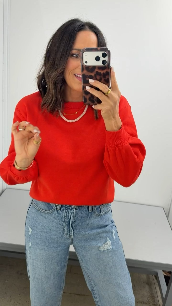 THE best red sweatshirt! The perfect cropped length & red color!! Less than $15! Giving MAJOR AERIE vibes!!❤️

Perfect for my game day mommas!

size small!

@Walmart
