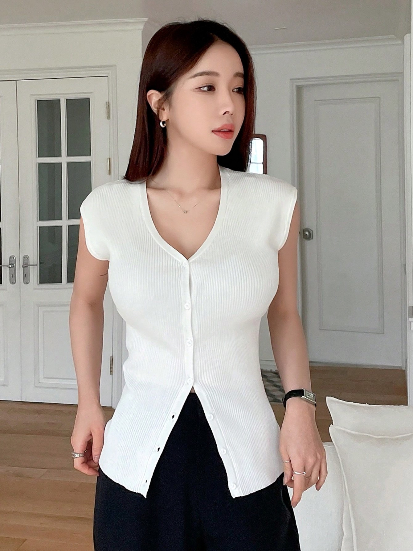DAZY Solid Color Slim Fit Sleeveless V-Neck Knit Top For Women | SHEIN