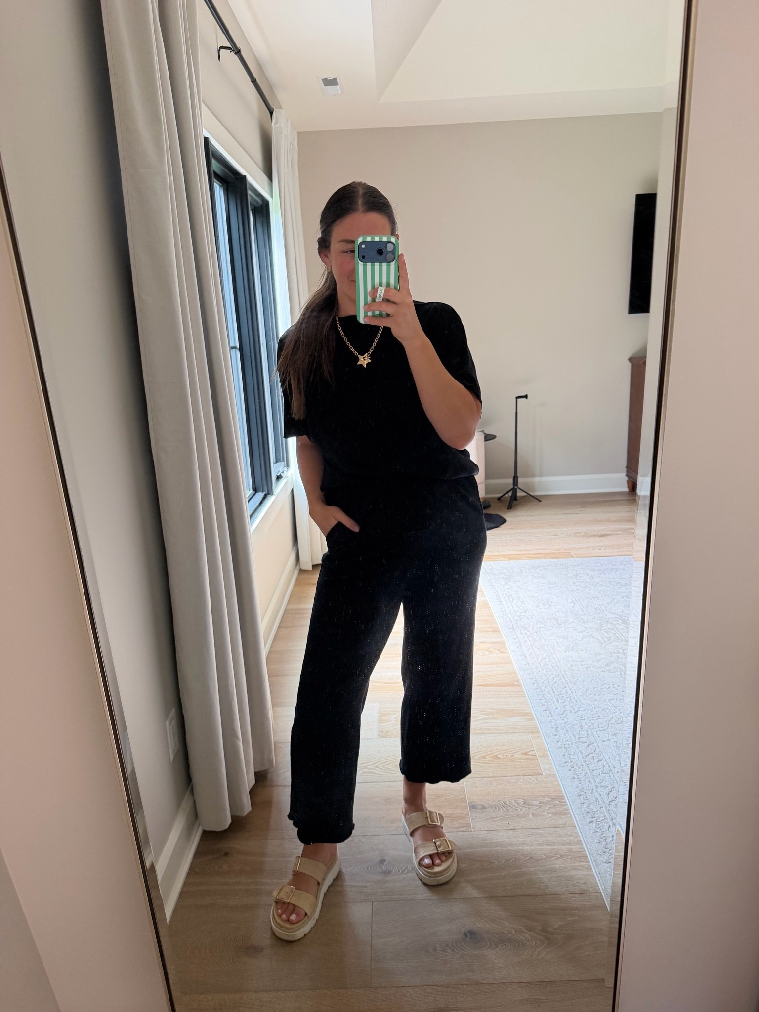 Throw on and go outfit // carpool mom fit