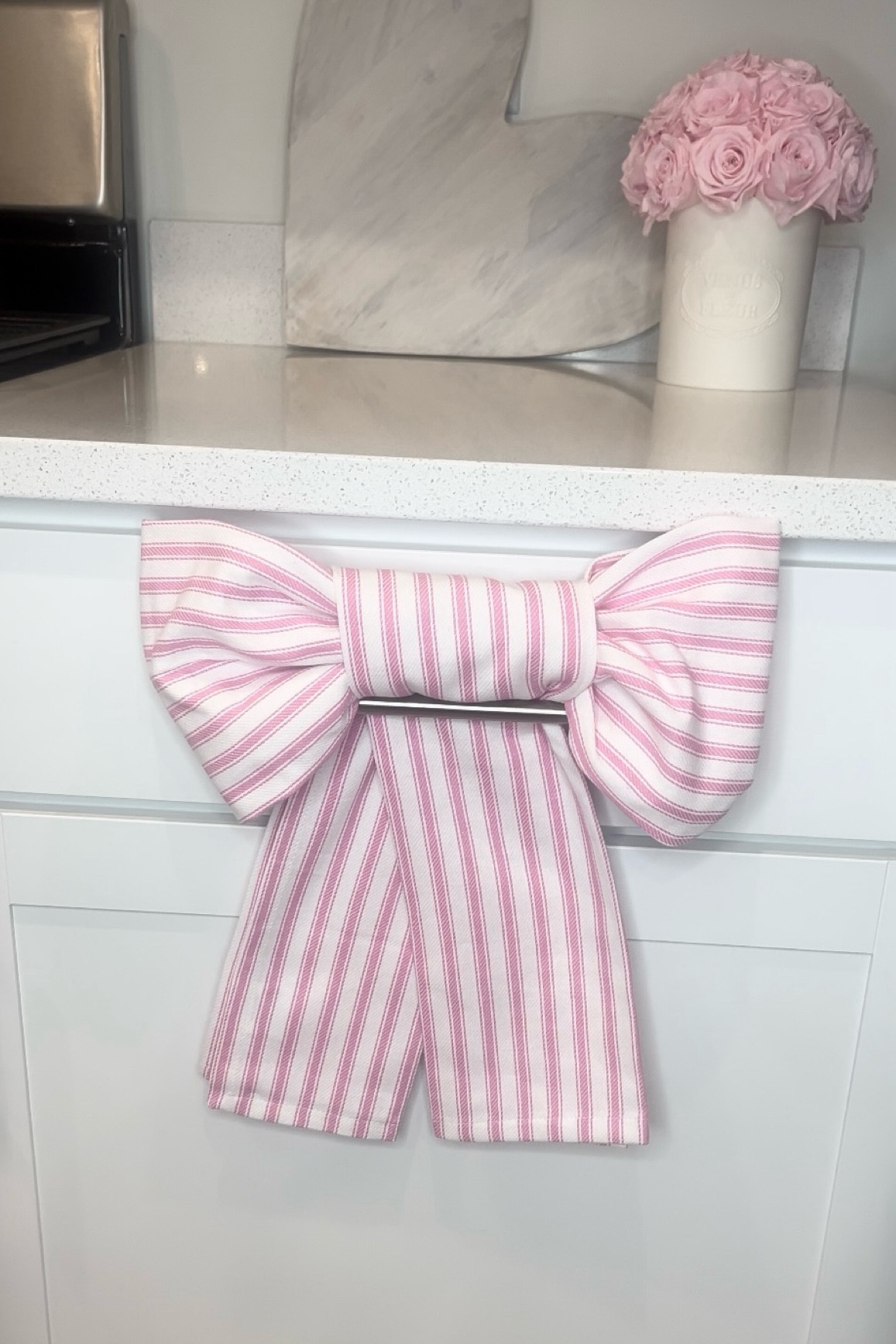 Kitchen Towel Bows!
🤍
Takes 2 towels to make 1 bow, tutorial is on my instagram Rachele_Chandalie 💕#LTKMostLoved #LTKhome

#LTKSeasonal