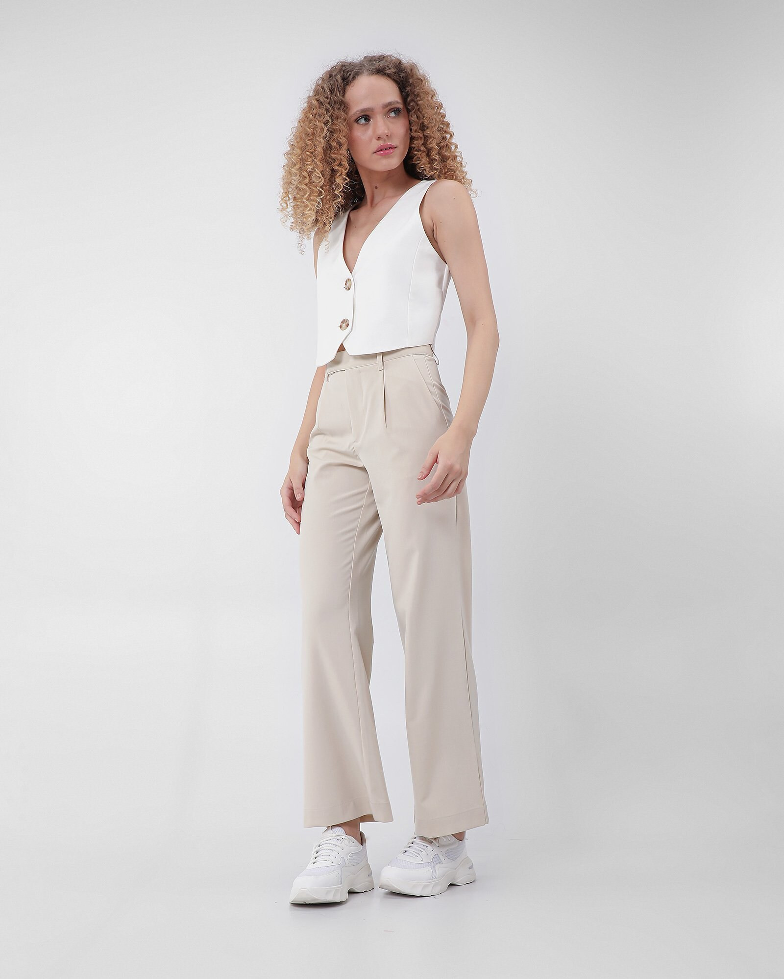 Calça feminina de alfaiataria reta bege | Pool by Riachuelo | Riachuelo (BR)