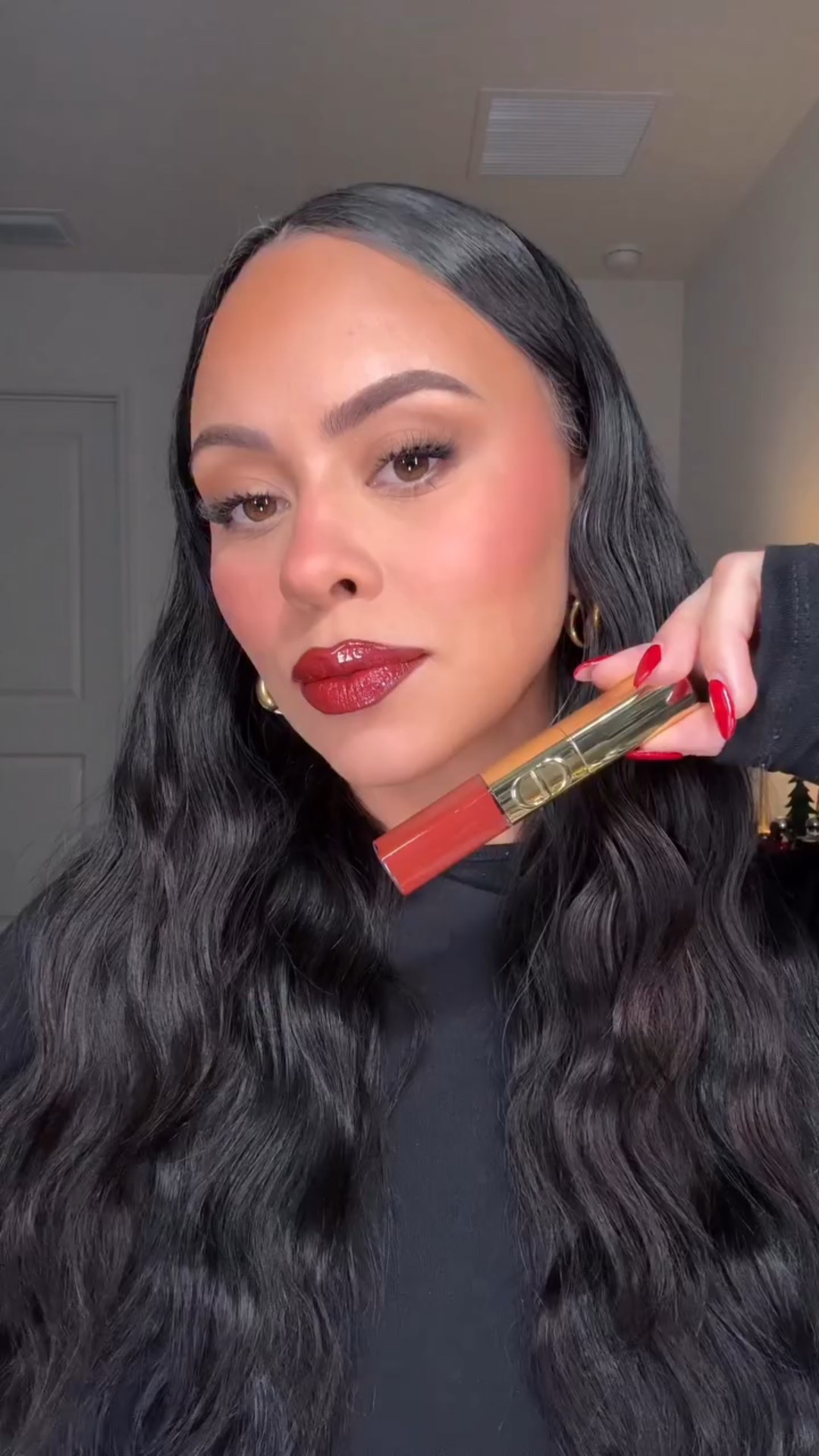 I’ve been so excited to finally try these sparkly lipsticks especially now for the holidays ⭐️ 💄 @Diorbeauty ( shade : 747 )